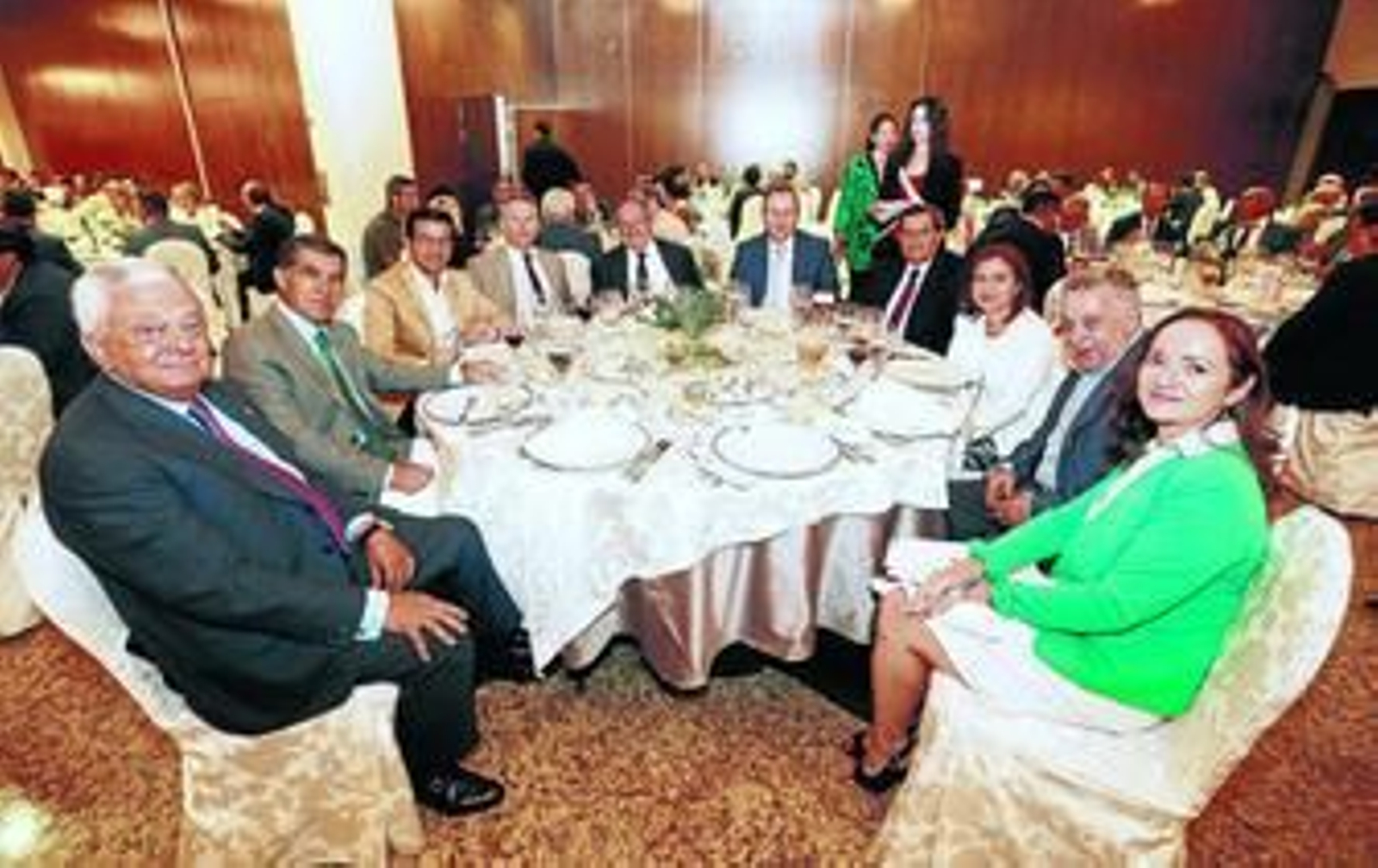 El presidente de la Cámara de Comercio de Sevilla, Francisco Herrero León; el presidente del TSJA, Lorenzo del Río; el alcalde de Granada, Paco Cuenca; el presidente del Grupo Joly, José Joly;  el presidente de la Cámara de Comercio de España, José Luis Bonet; el presidente-CEO de Covirán, Luis Osuna; el presidente de la Diputación de Granada, José Entrena; la directora general de Comercio de la Junta de Andalucía, Silvia Oñate; el abogado y editor Jerónimo Páez;  y la directora de Granada Hoy, Magdalena Trillo.