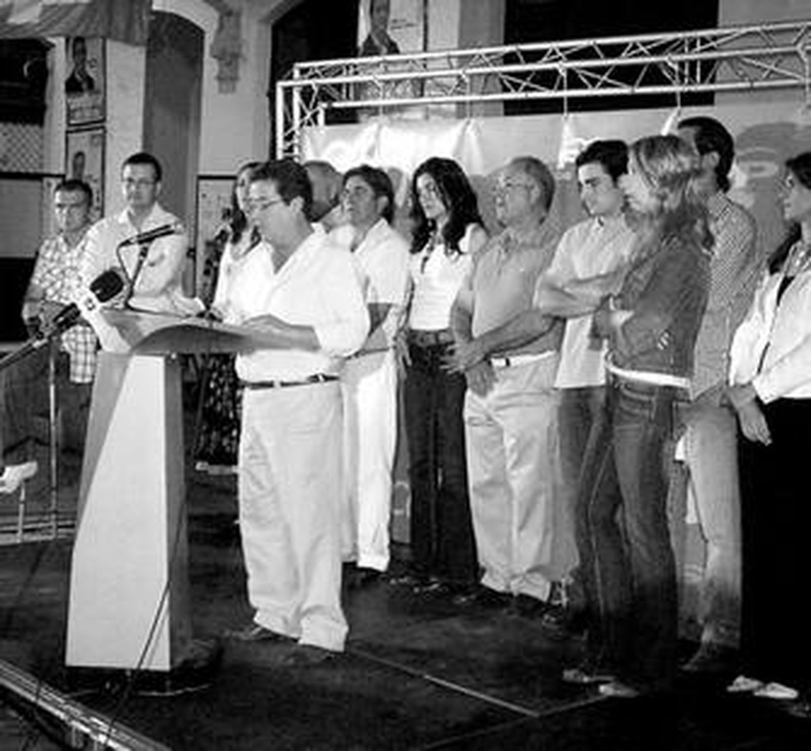 Sebastián Sánchez toma la palabra en la presentación de la lista del PP de Medina en 2007.