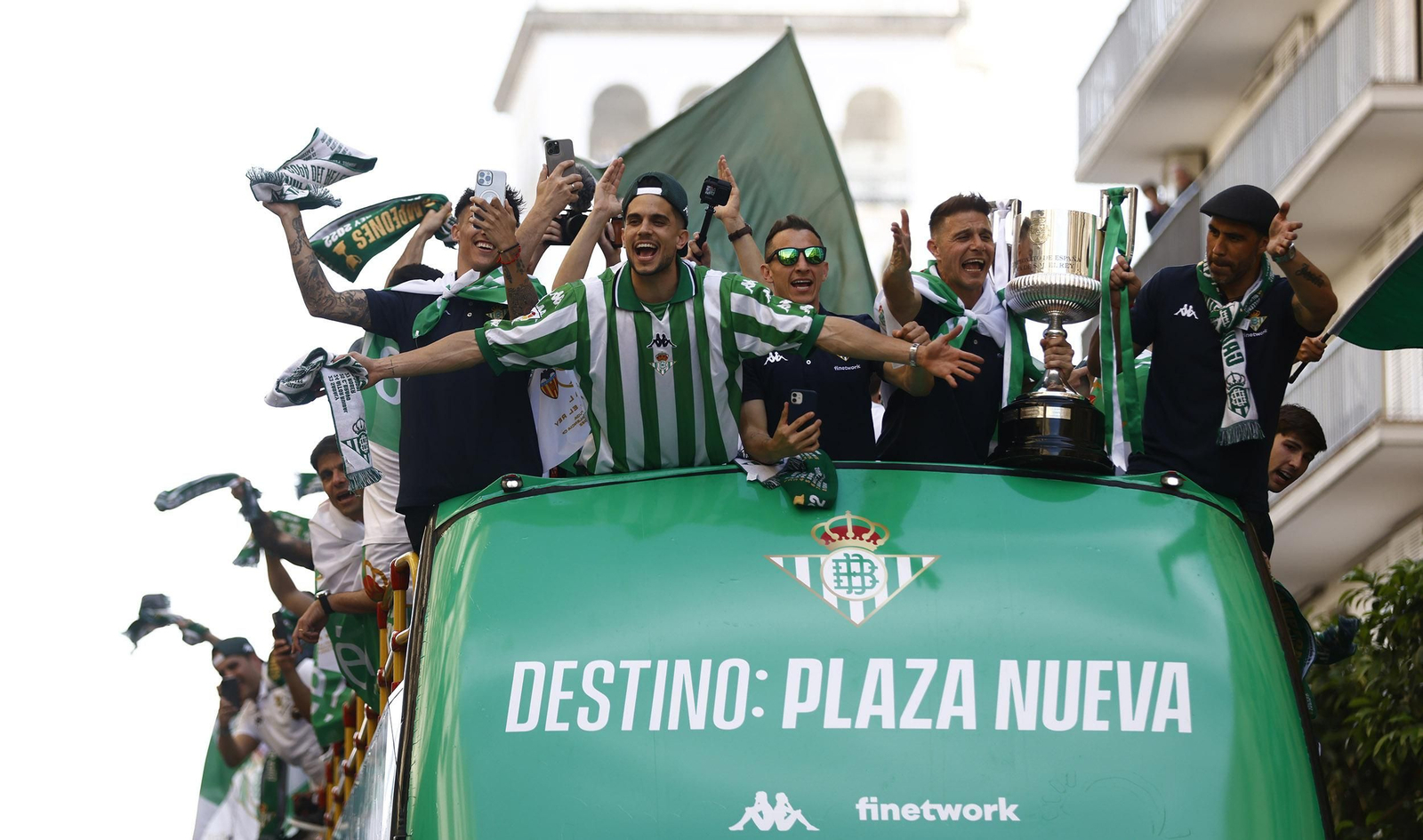 Las imágenes de la celebración del Betis por las calles de Sevilla