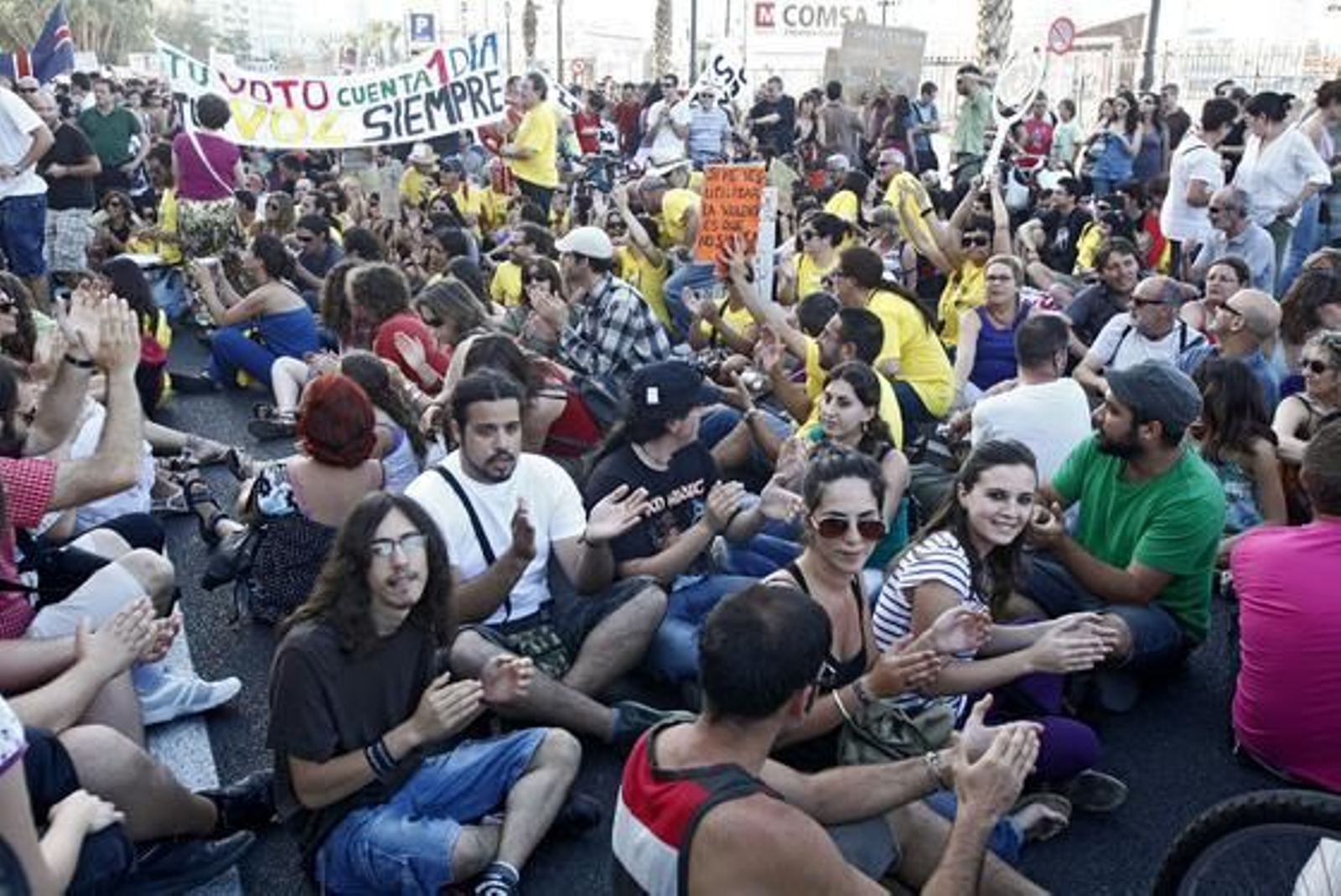 Unas 4.000 personas apoyan la manifestación del 19-J en Cádiz.

Foto: Jesus Marin