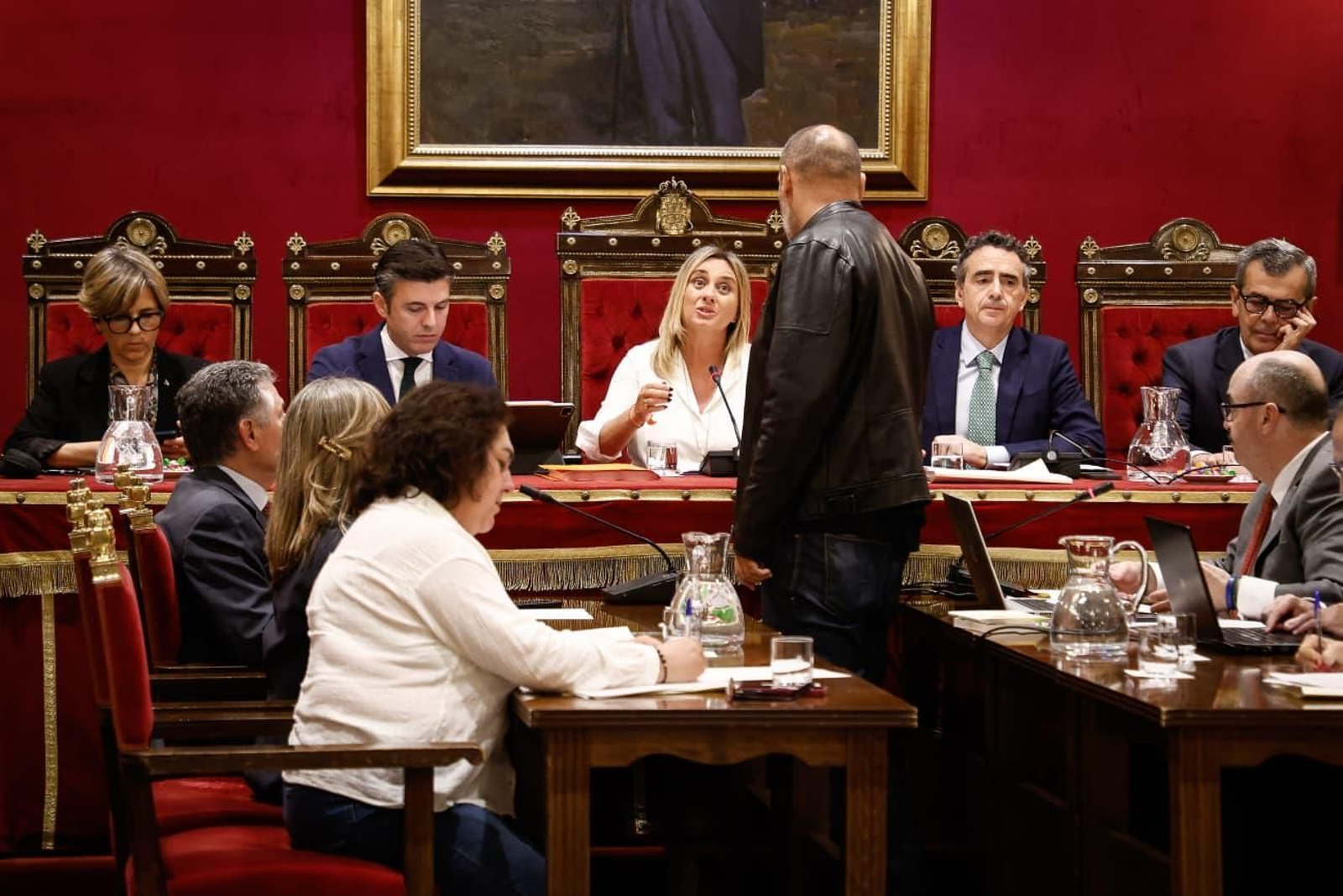 Personal de Servicios Sociales ha entregado la documentación a la alcaldesa.