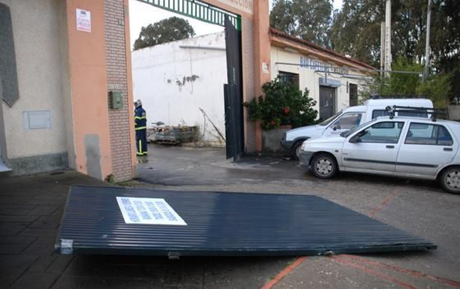 El fuerte viento causó destrozos en las instalaciones deportivas y en varias naves del Polígono de Fradricas

Foto: Rioja