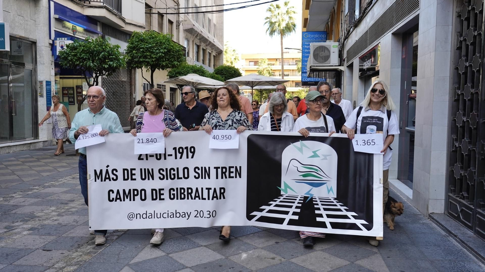 Fotos de la manifestación de la plataforma "Un siglo sin tren" en la plaza alta de Algeciras.