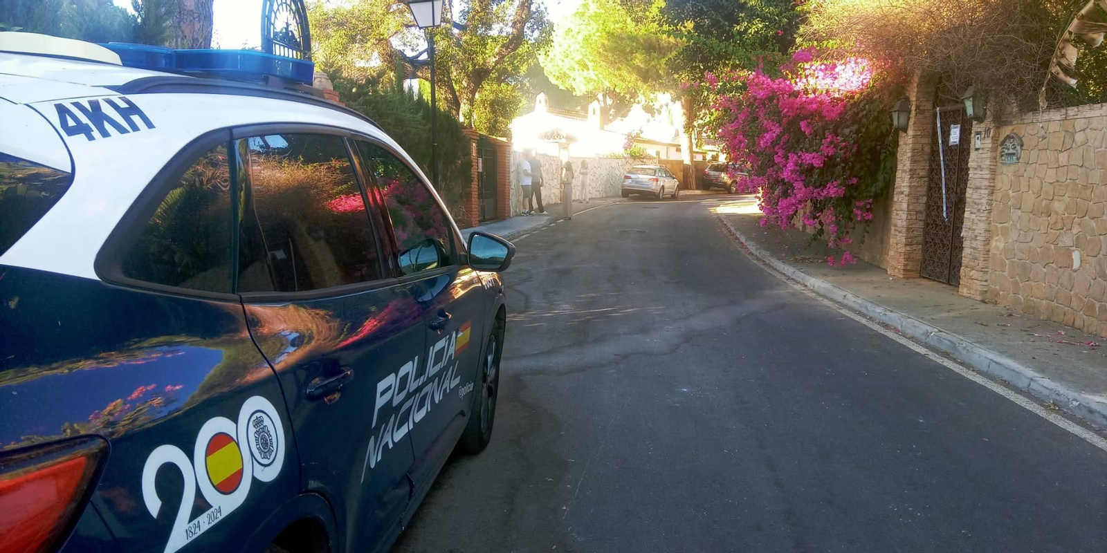 La Policía Nacional en la puerta de la casa de la víctima, en Marbella, cuando se produjo el crimen.