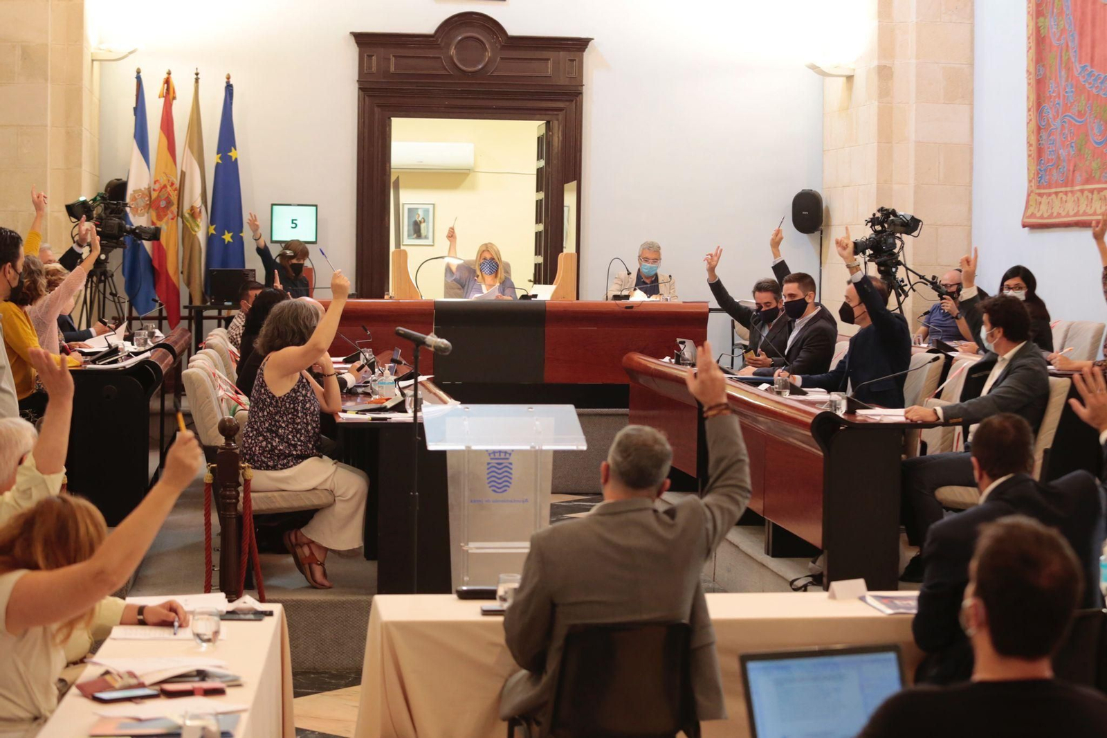 Momento de la votación de los festivos en el pleno municipal.