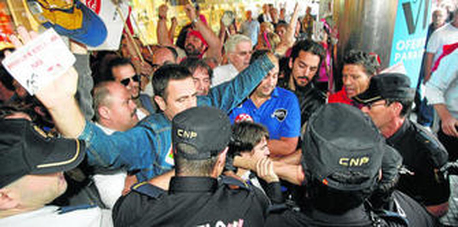 Algunos policías nacionales cargan contra los piquetes que impedían la entrada a El Corte Inglés.