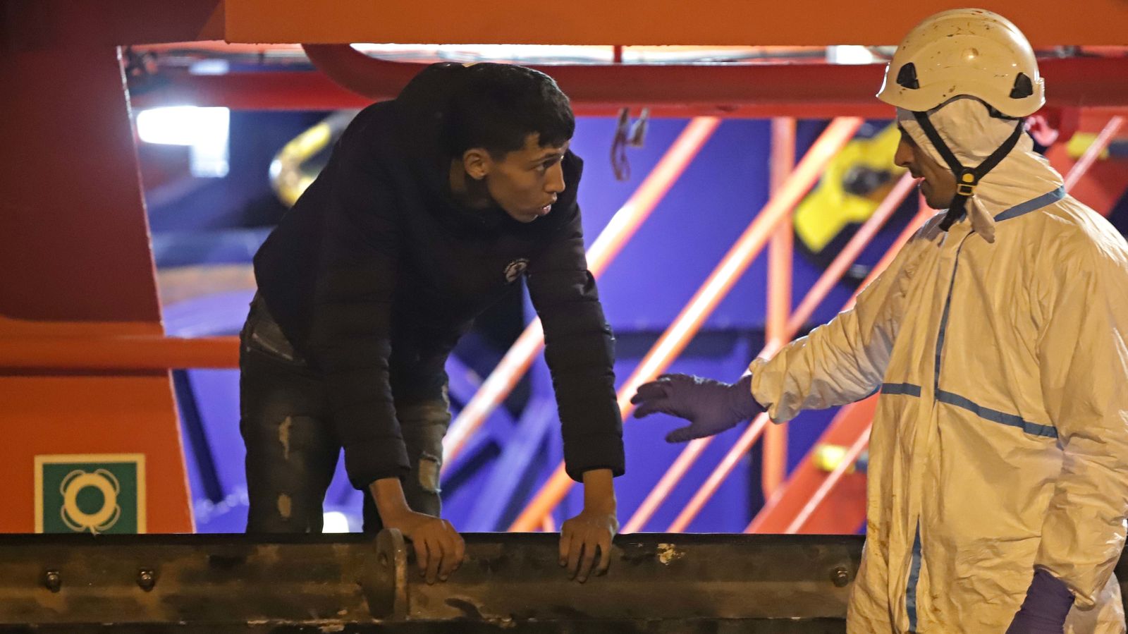 Rescate de 11 menores en aguas del Estrecho