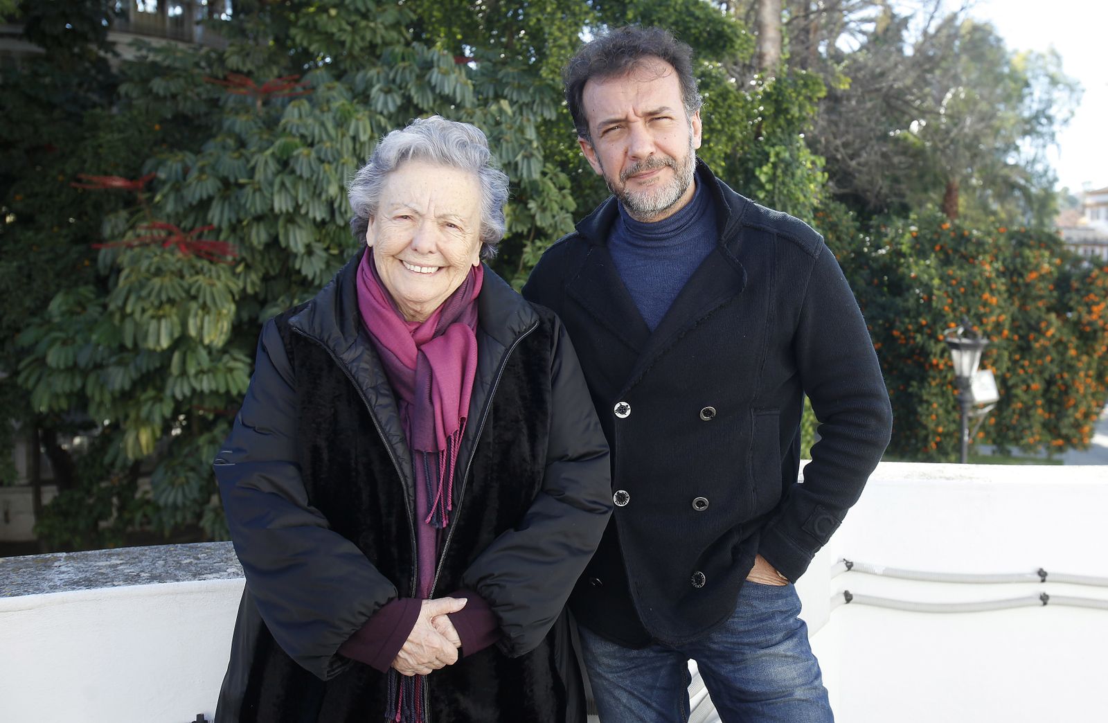 María Galiana y José Luis García-Pérez, este lunes en el exterior del teatro Lope de Vega.
