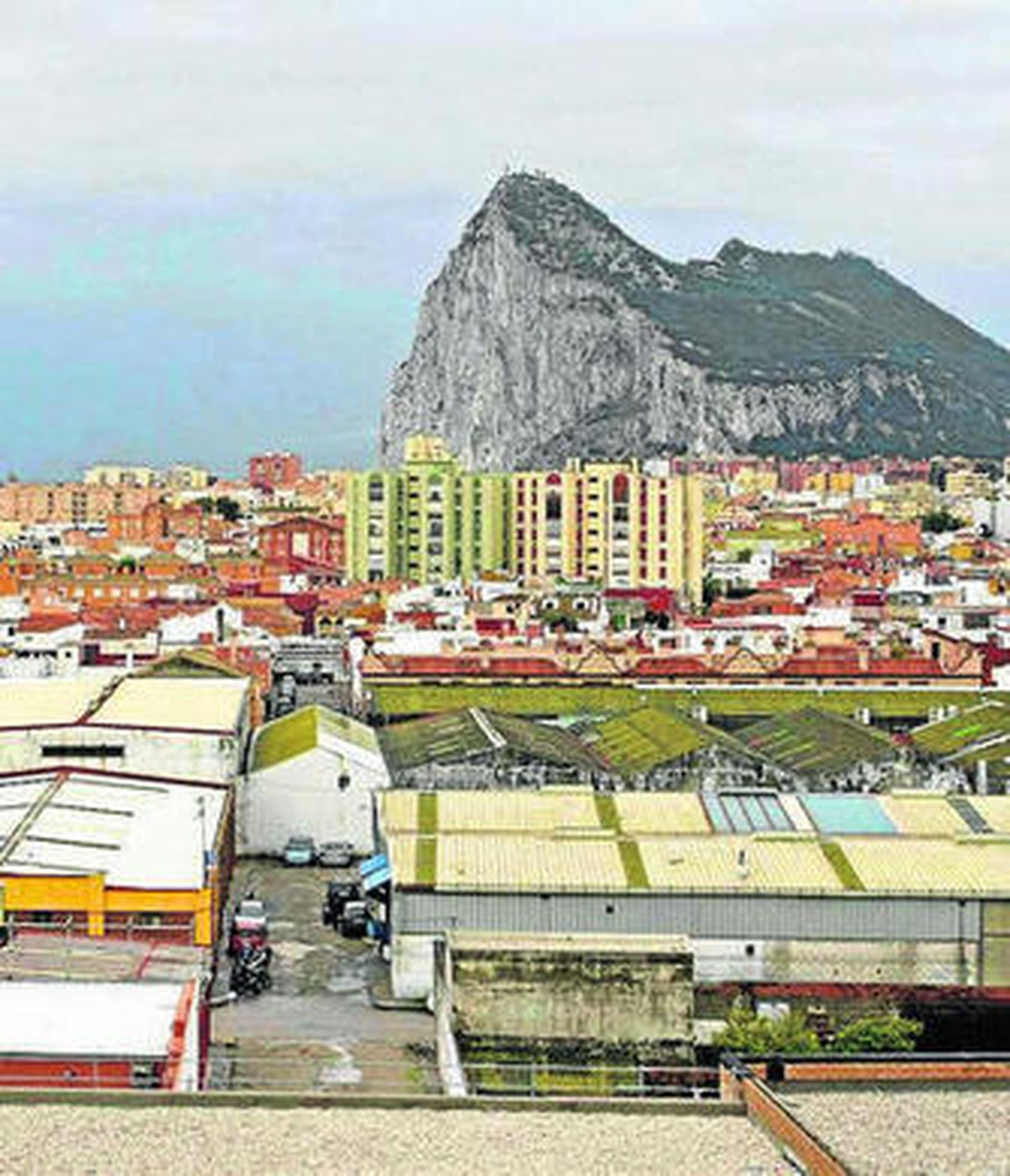 Imagen parcial de La Línea con Gibraltar al fondo.