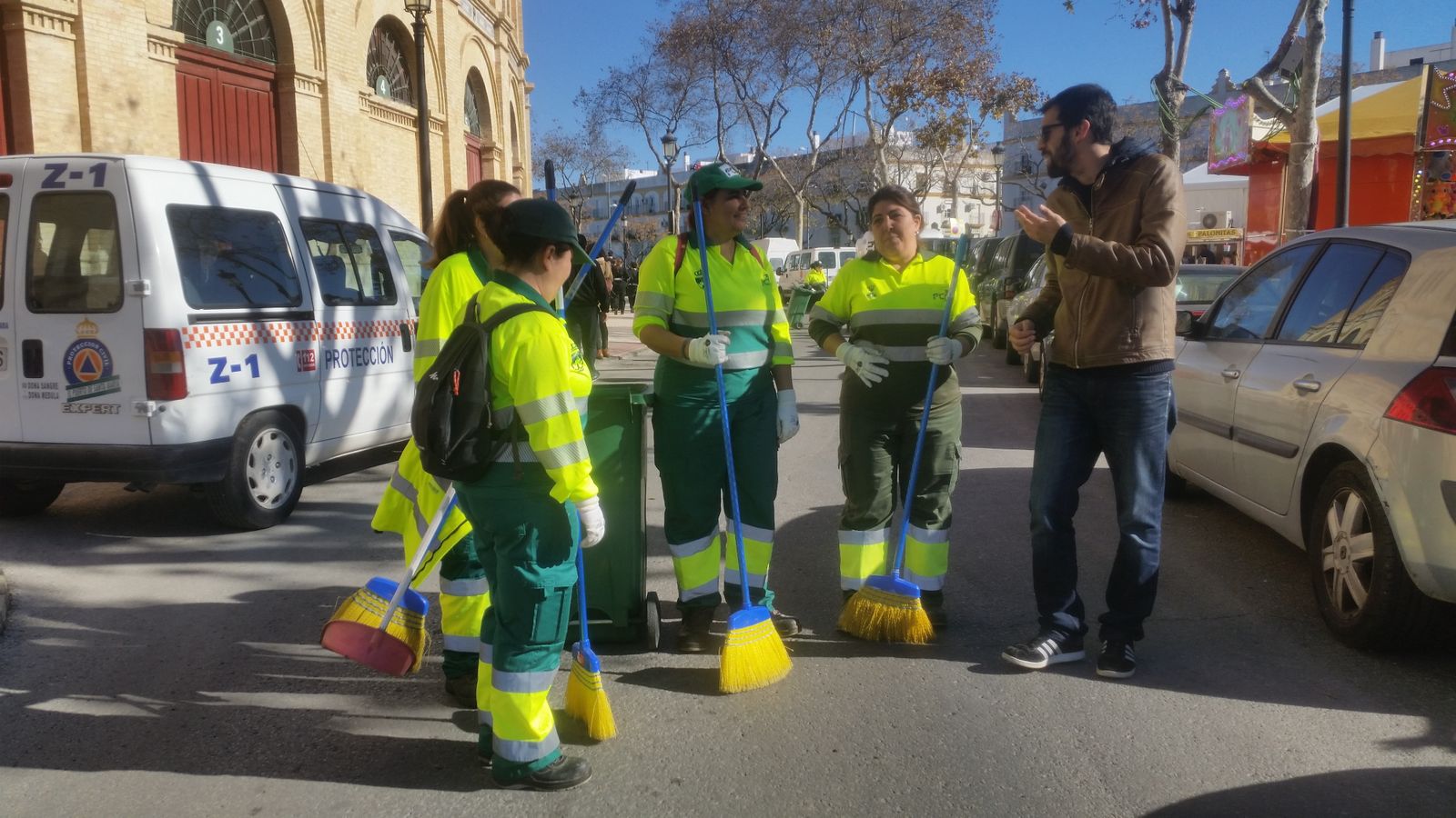Operarias de limpieza junto al concejal José Luis Bueno, poco antes de la salida de la cabalgata, junto a la plaza de Toros.