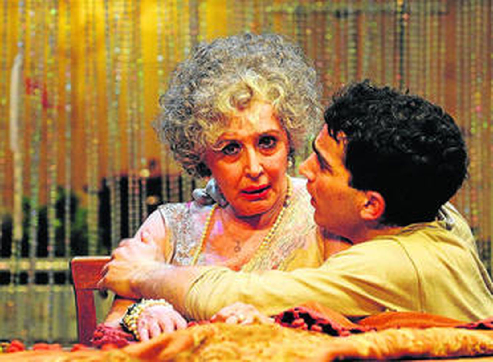 Concha Velasco y Rubén de Eguía, en 'La vida por delante'.