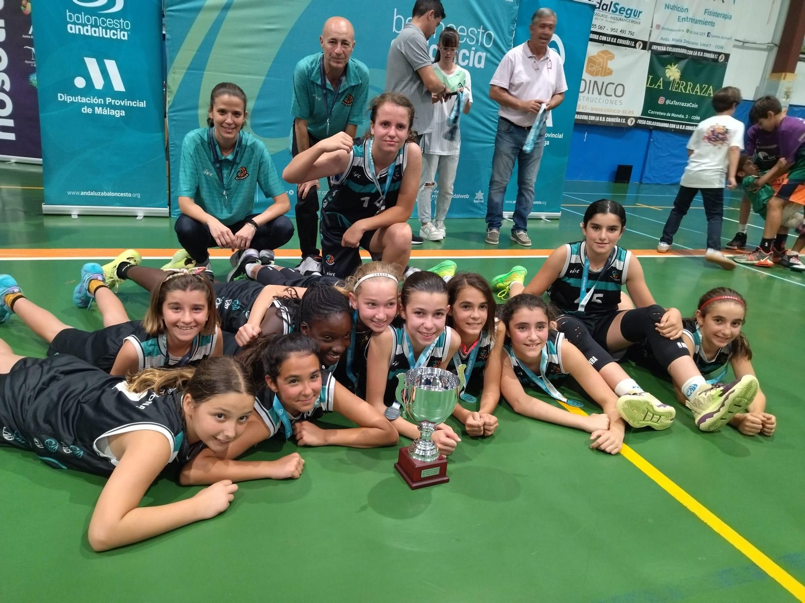 Juanma Suárez, con uno de los equipos que entrenó durante su carrera como técnico