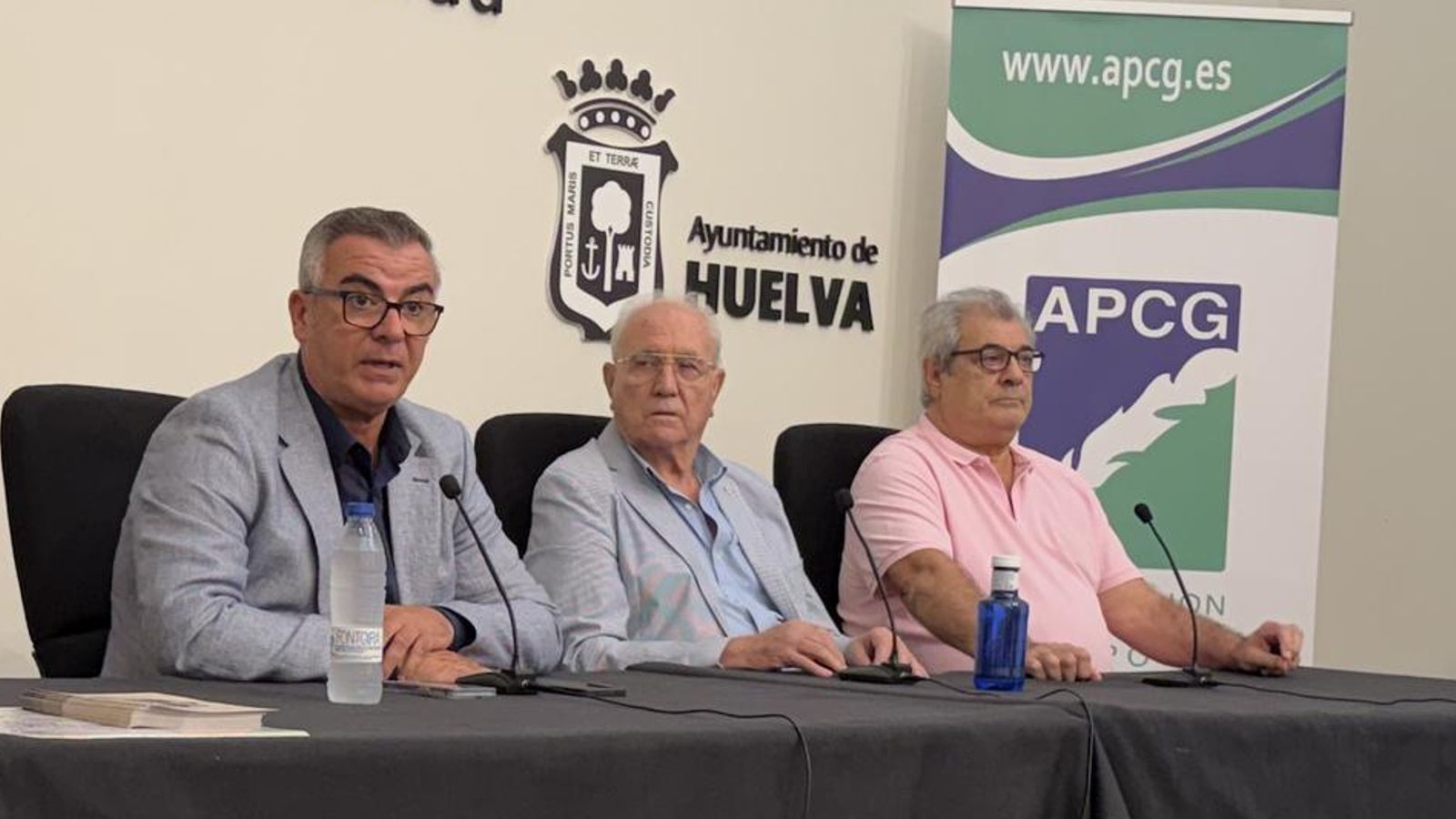 Isabelo Ramírez (centro) y Joaquín Pichardo (d.) junto a José Antonio Fernández (RFAF).