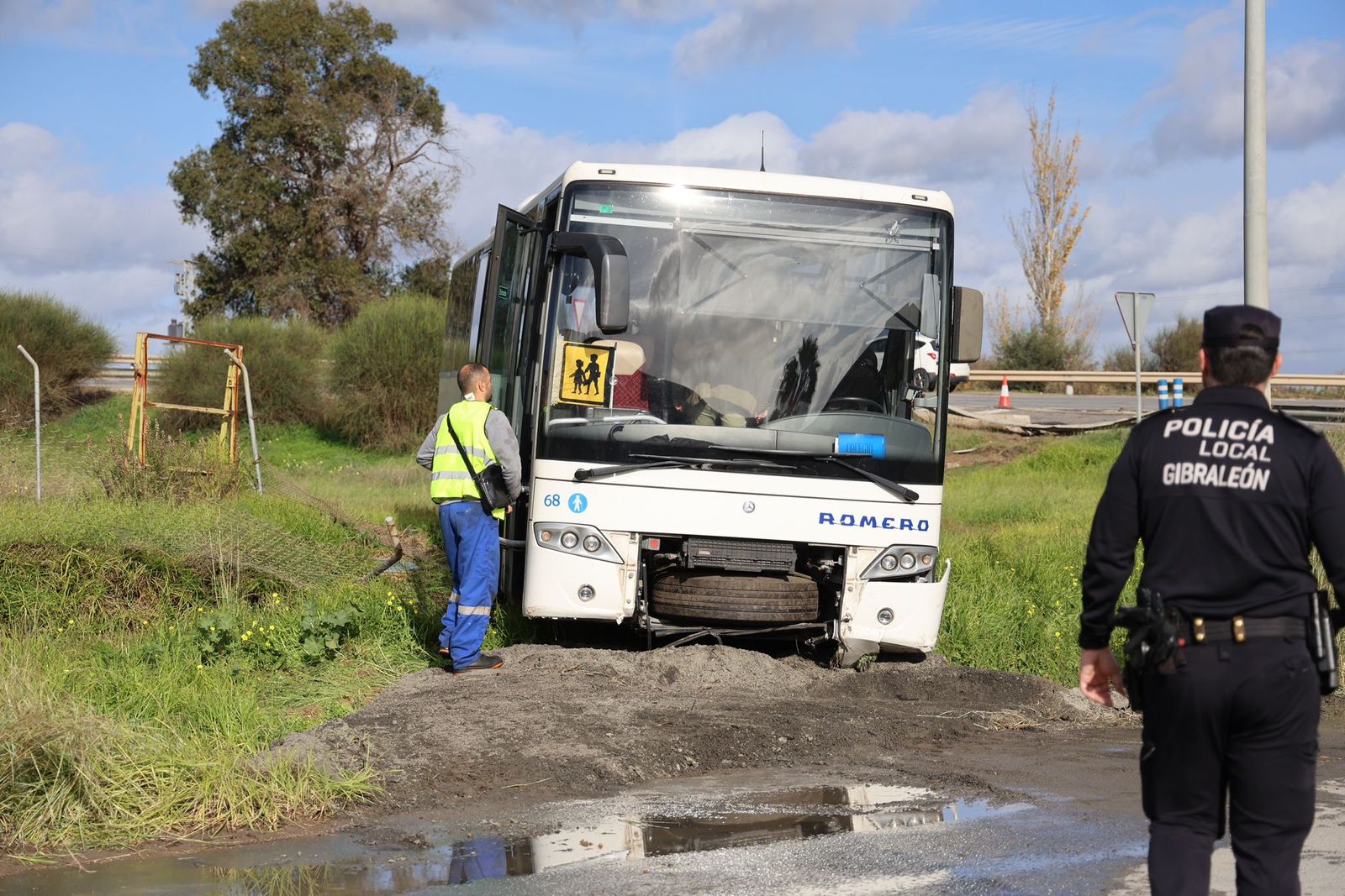 El accidente entre un autobús escolar y un camión en Gibraleón este jueves en imágenes