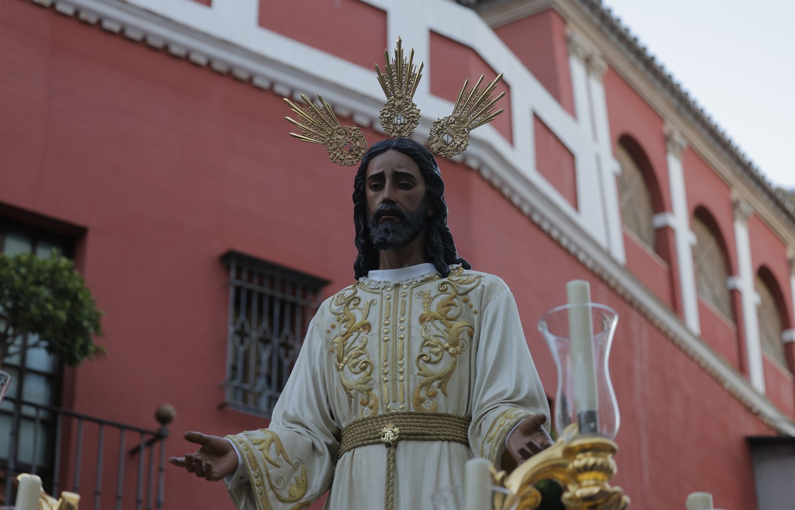 El traslado de los titulares de la Hermandad de la Redención a la iglesia de Santiago, en fotos