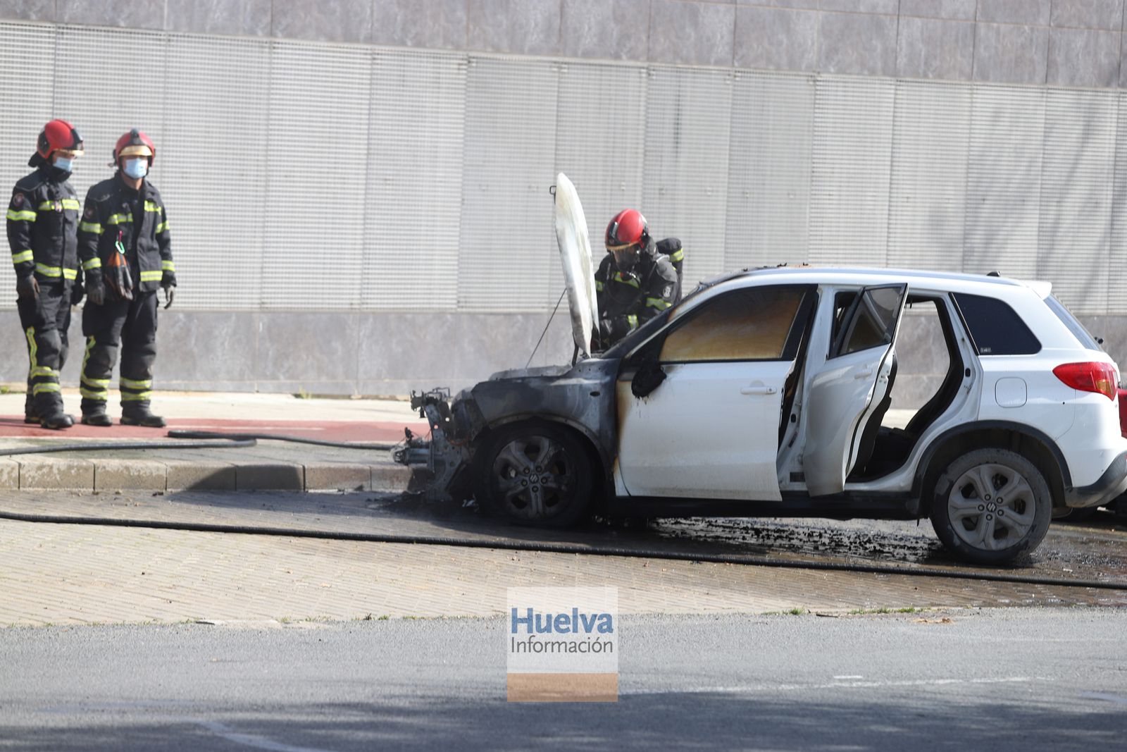 Arde un vehículo en la calle Honduras, junto a las instalaciones deportivas del Saladillo