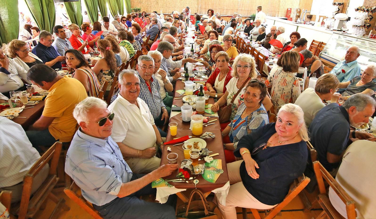 Los asistentes disfrutan del almuerzo en la Caseta de los Mayores Los asistentes disfrutan del almuerzo en la Caseta de los Mayores