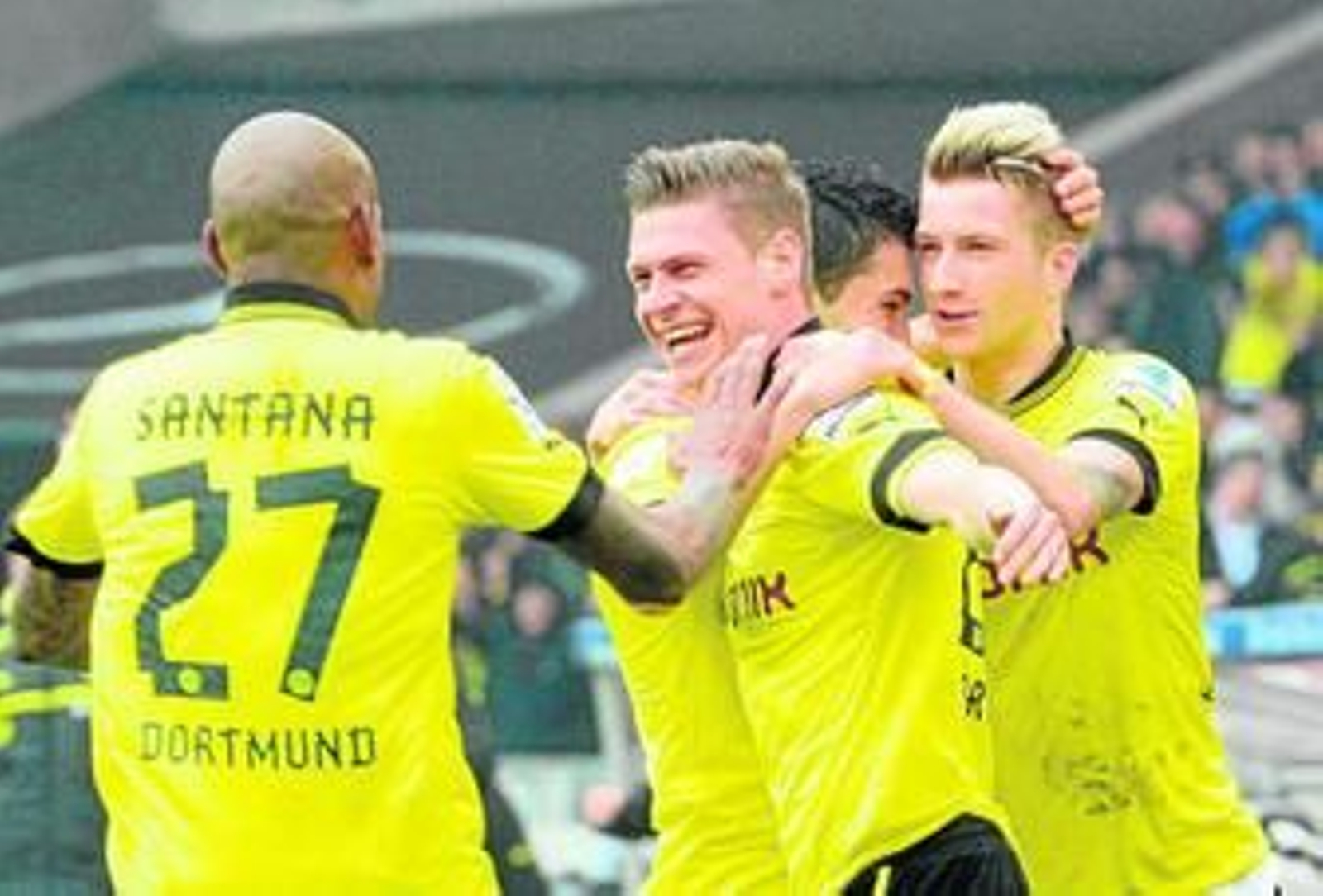 Santana, Reus y Sahin celebran con Piszczek el tanto del polaco.