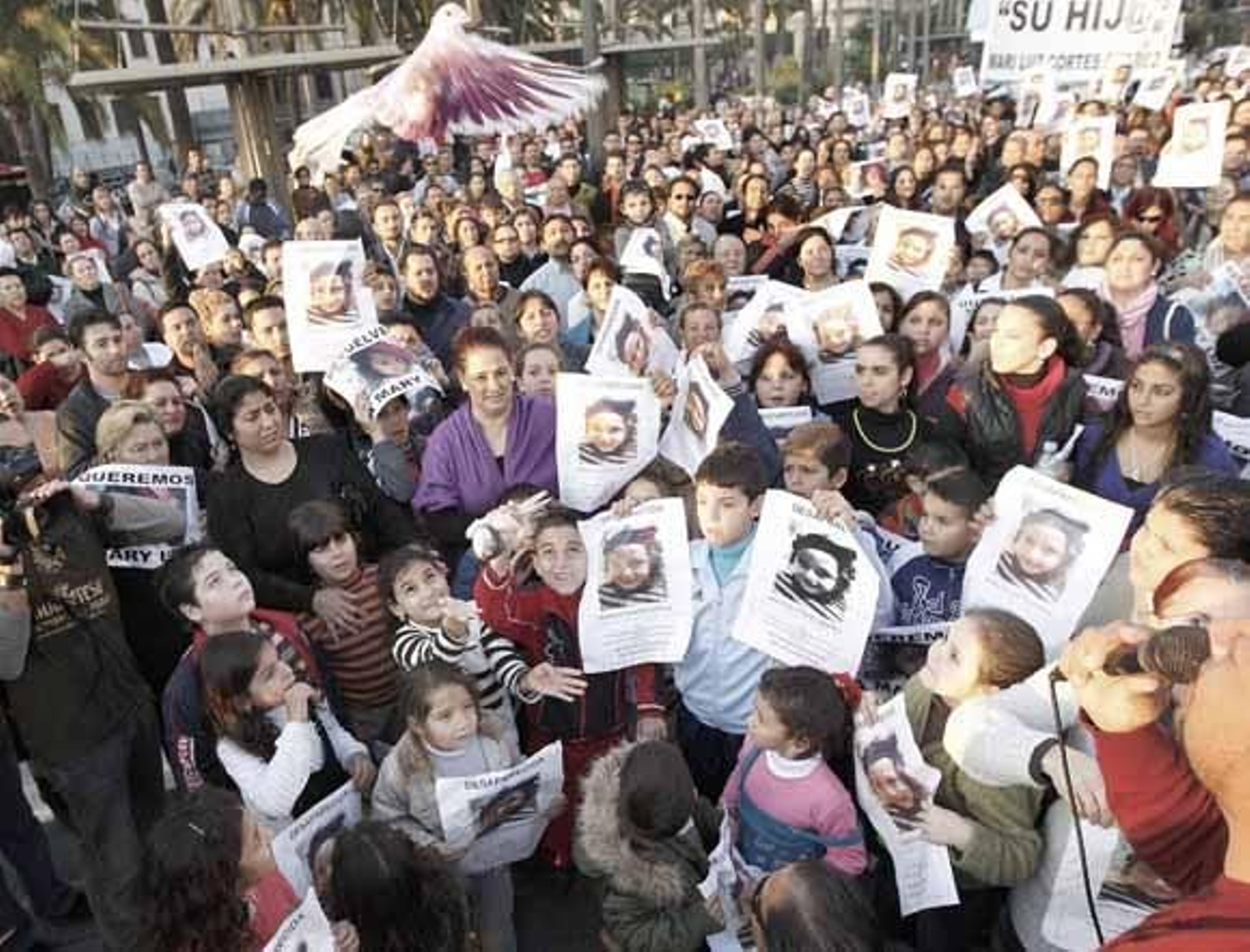 España se echa a la calle en apoyo de la familia Cortés-Suárez