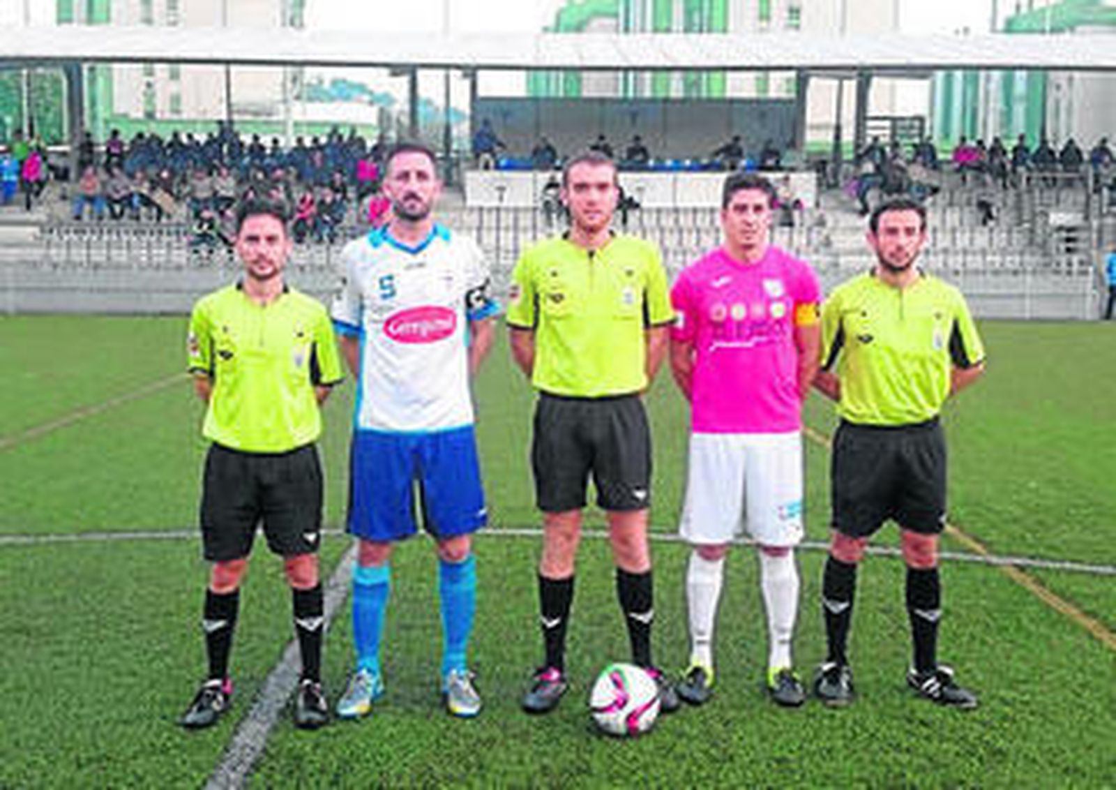 Foto de los capitanes antes del comienzo del partido.