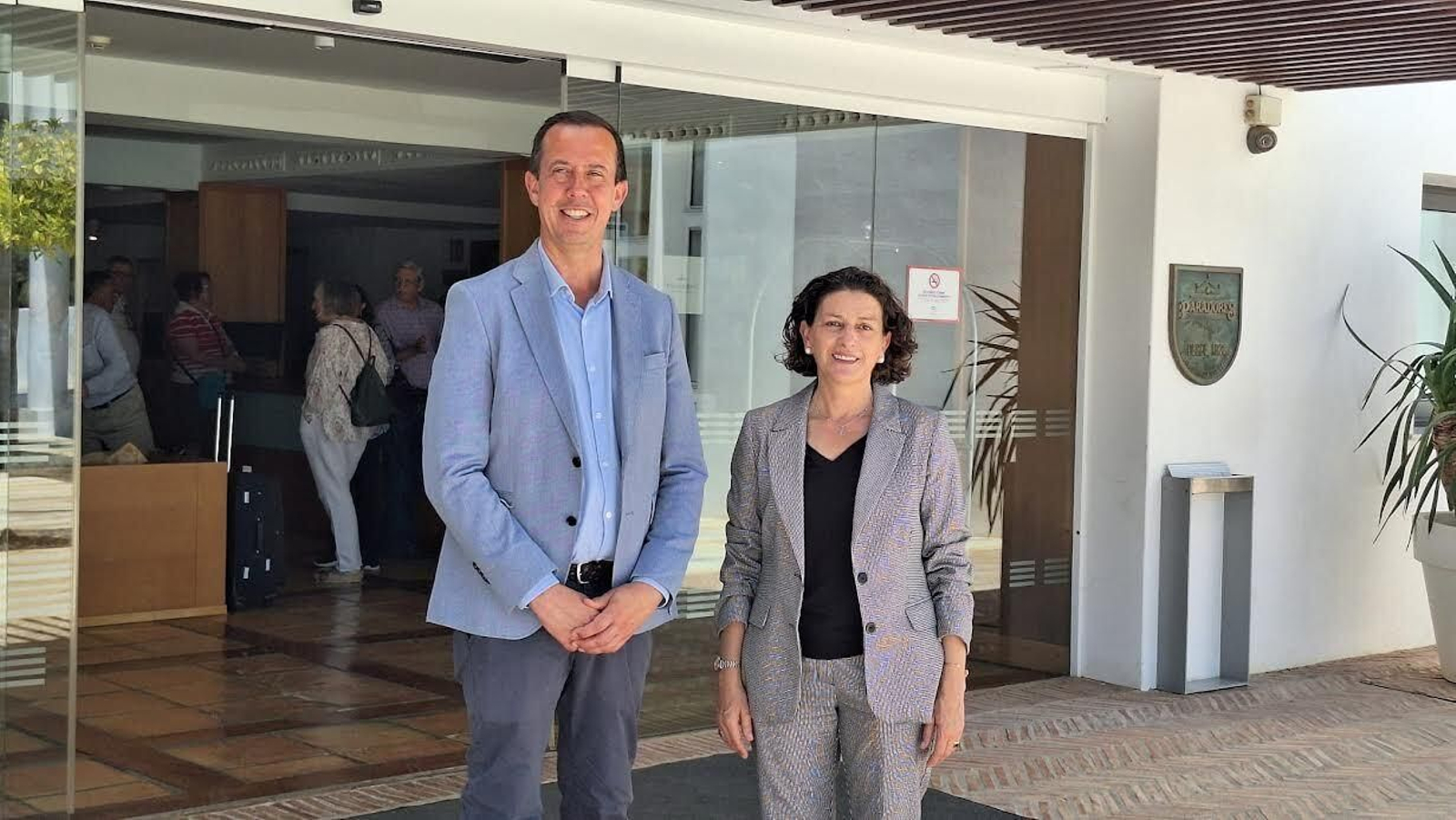 El subdelegado del Gobierno en Almería y la directora del Parador