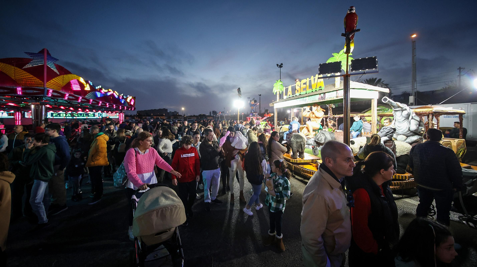 Lleno absoluto en el parque de atracciones de Jerez