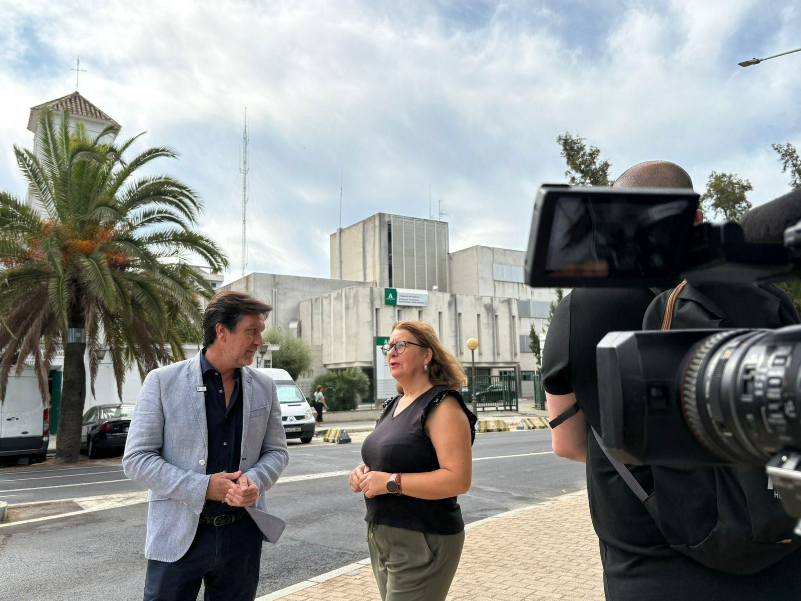 El portavoz de la Ejecutiva Provincial del PSOE de Huelva y parlamentario andaluz, Enrique Gaviño, junto a la secretaría de Pueblos en Oposición, Rosa Tirador.
