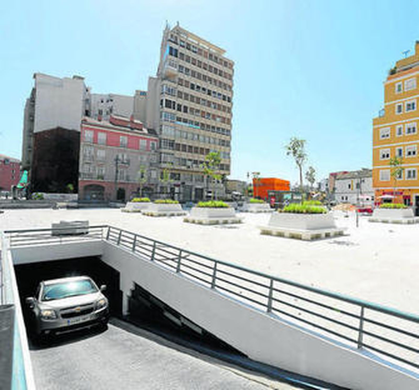 Un coche sale del aparcamiento de la calle Camas.