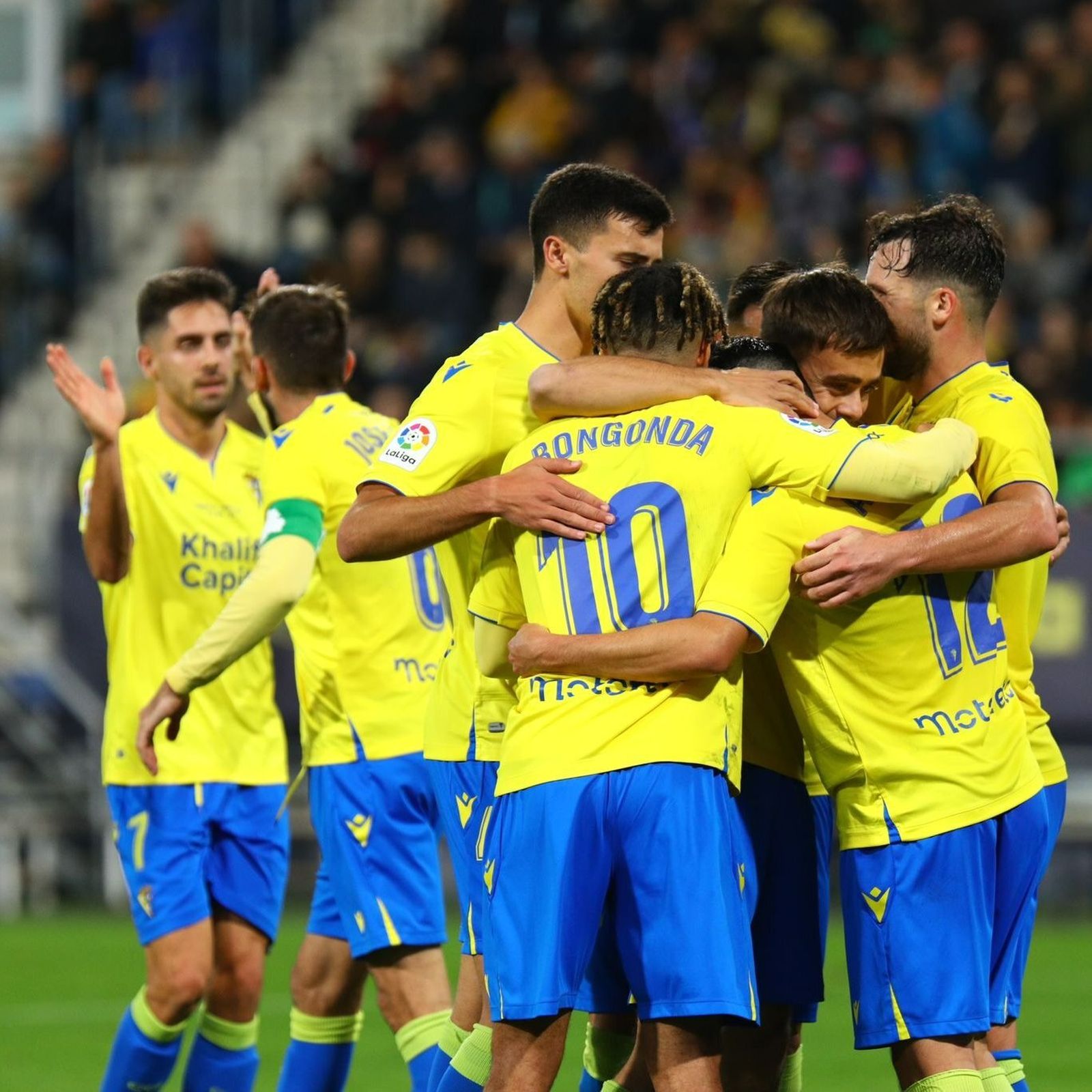 Los jugadores celebran un gol en un partido.