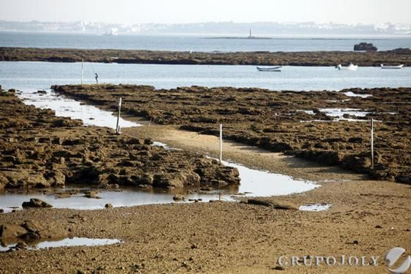 Imágenes del momento de una espectacular bajamar en las playas de Cádiz.

Foto: Jesus Marin