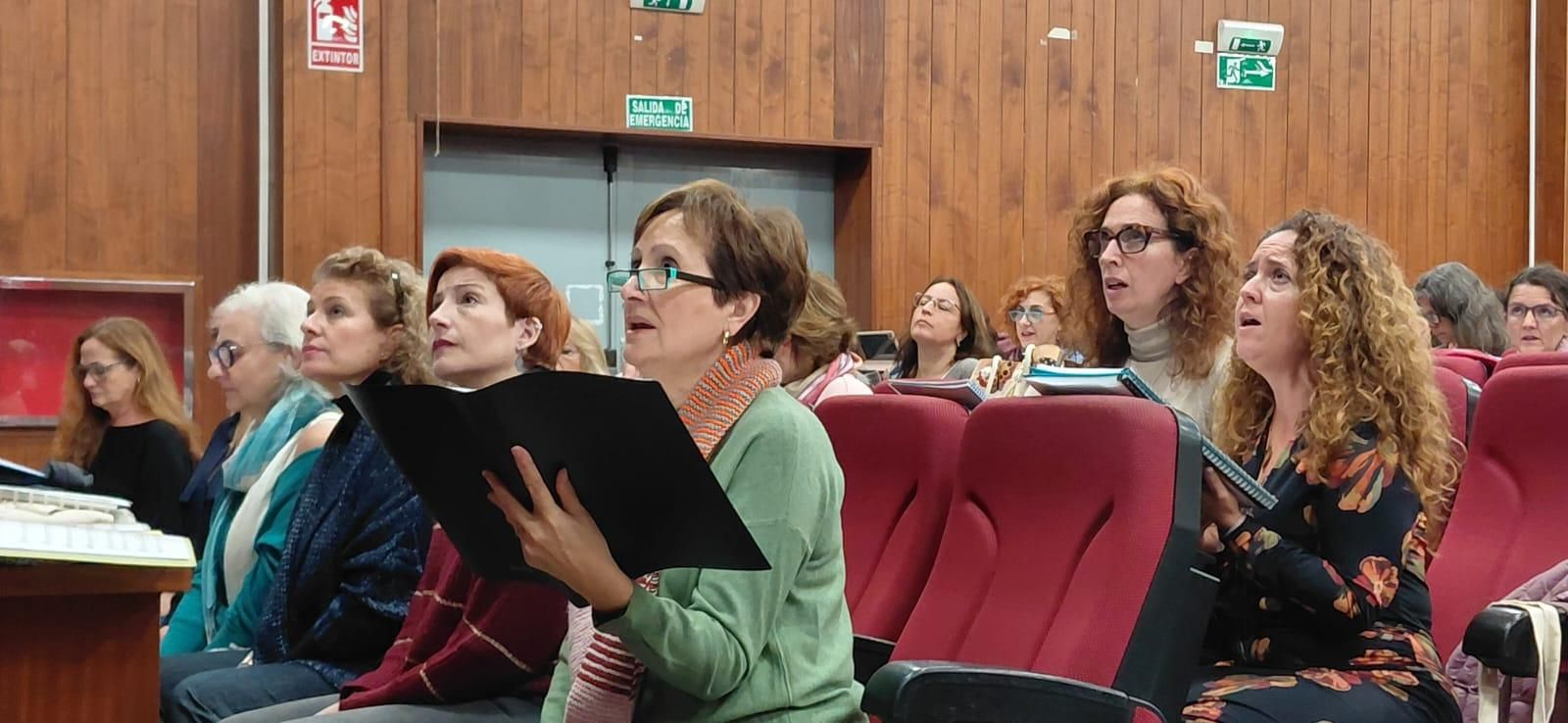 Integrantes del Orfeón de Sevilla durante un ensayo.