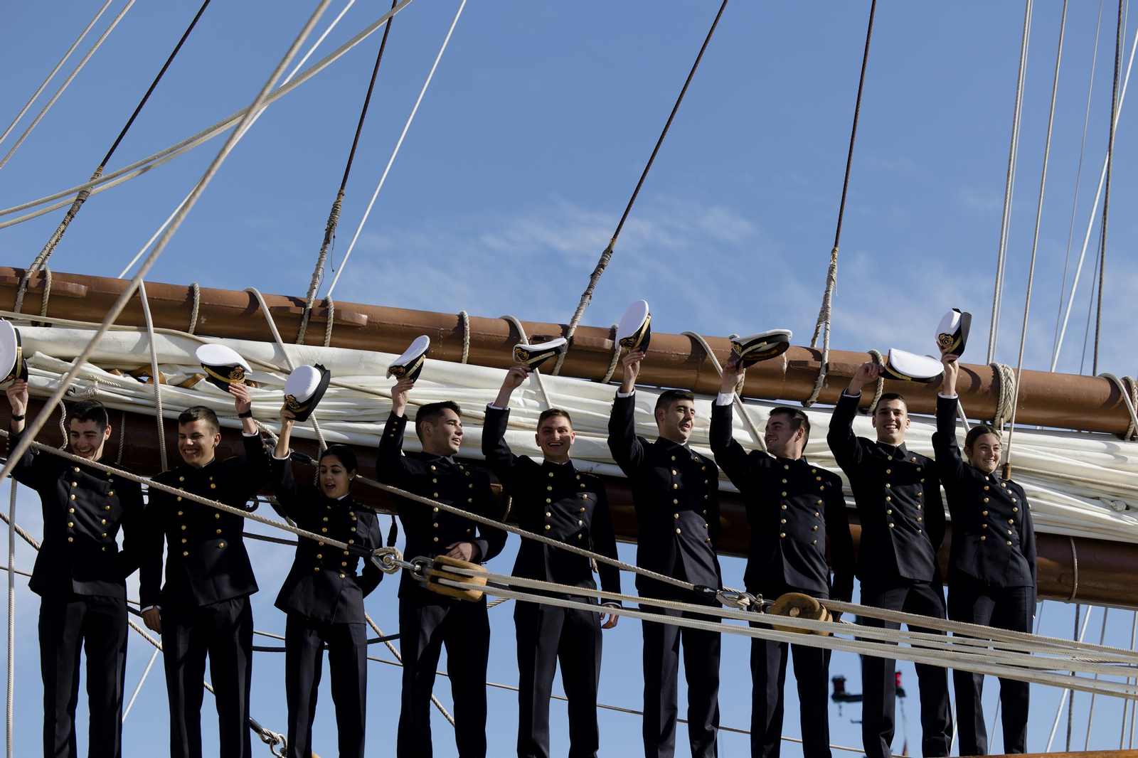 Las imágenes de la salida del buque  "Juan Sebastián de Elcano" del muelle de Cádiz.
