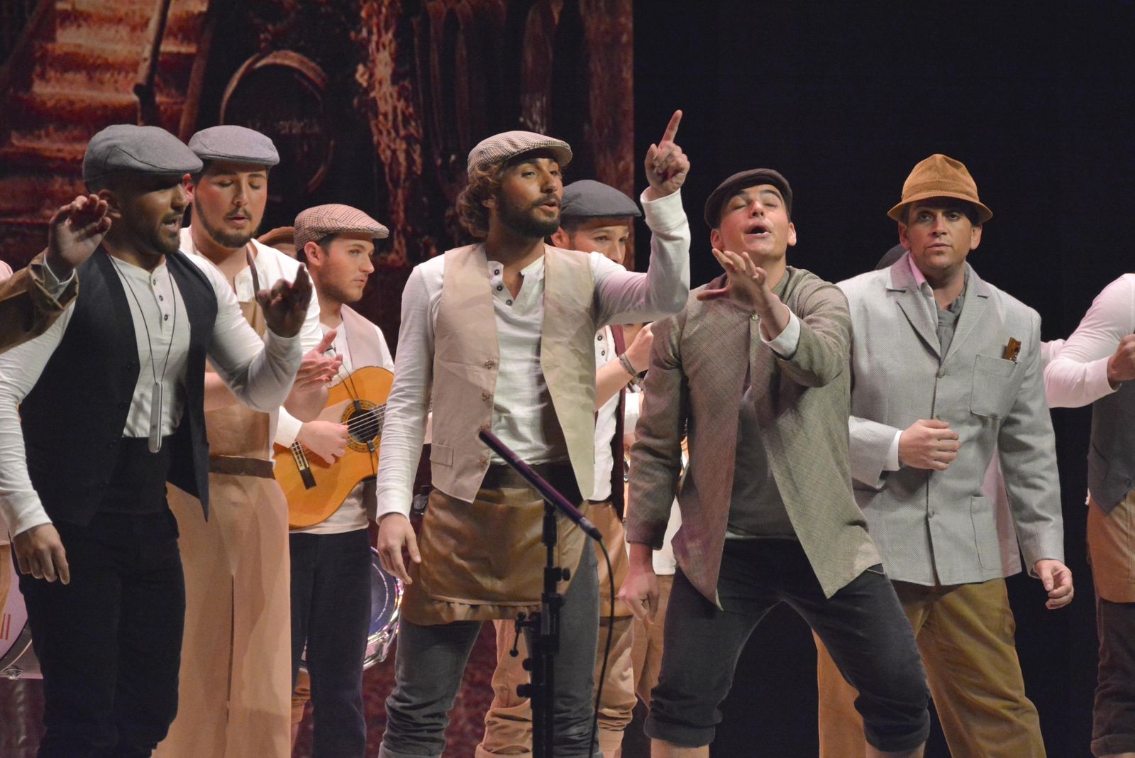 La comparsa de Algeciras 'Los especiales', durante su actuación anoche.