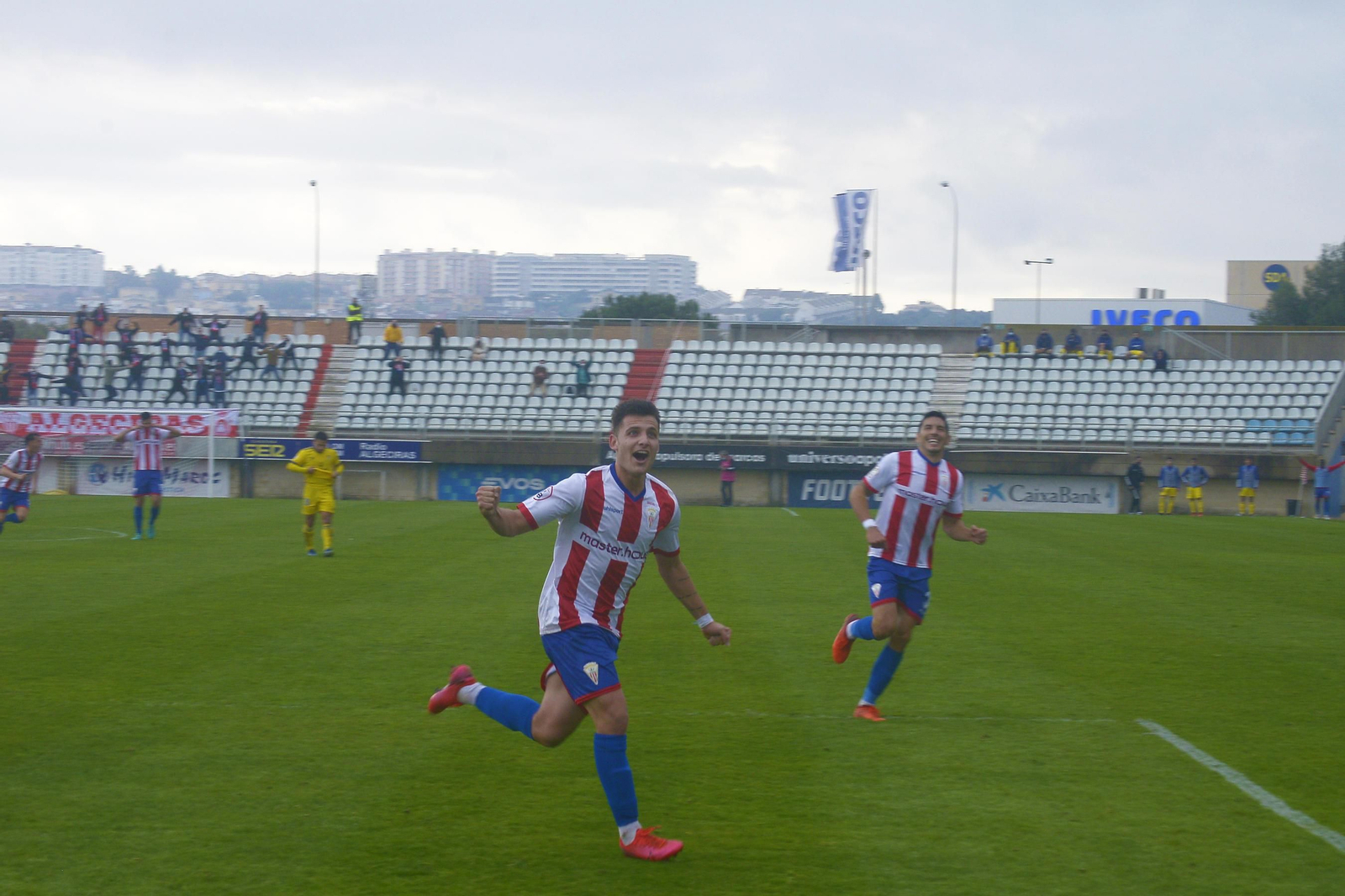 Juan Serrano celebra el primer gol del Algeciras ante el Cádiz B.