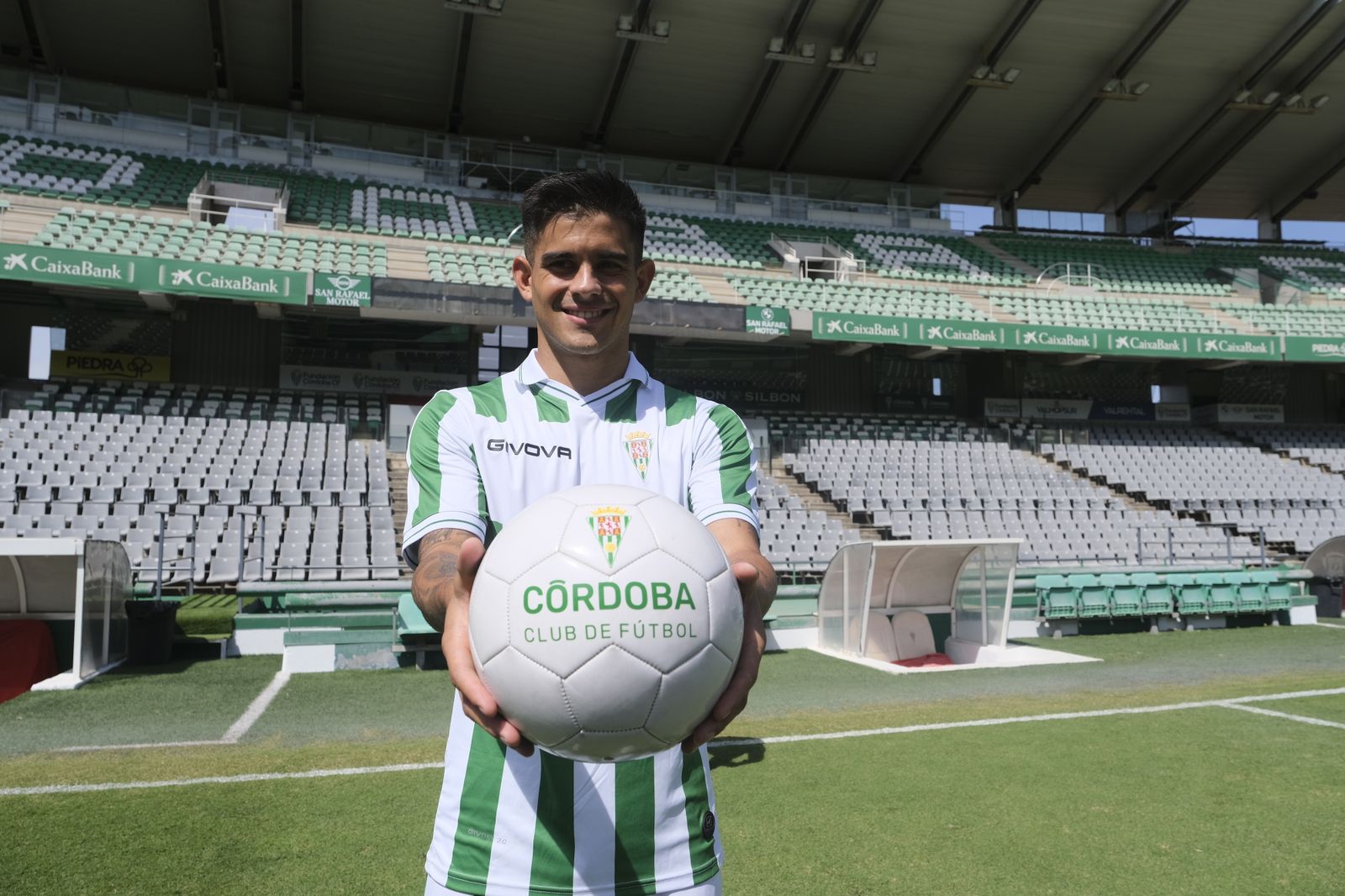 La presentación de Kuki Zalazar como jugador del Córdoba CF, en imágenes
