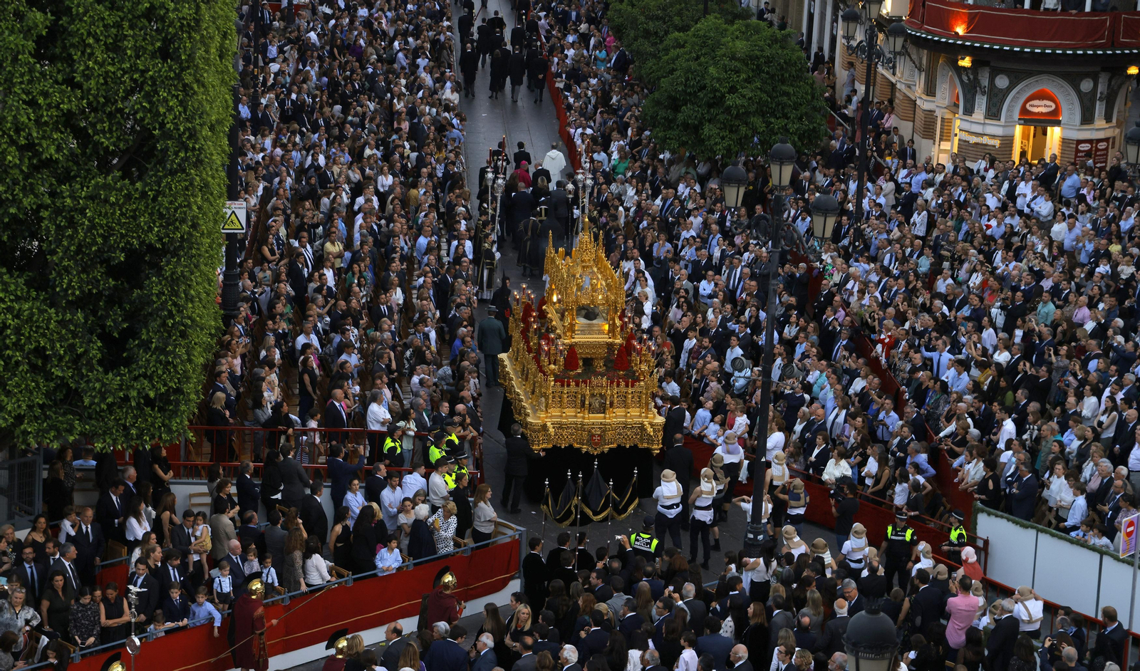 Las imágenes del Santo Entierro Grande, a su paso por la Plaza de San Francisco, en la Semana Santa de Sevilla 2023