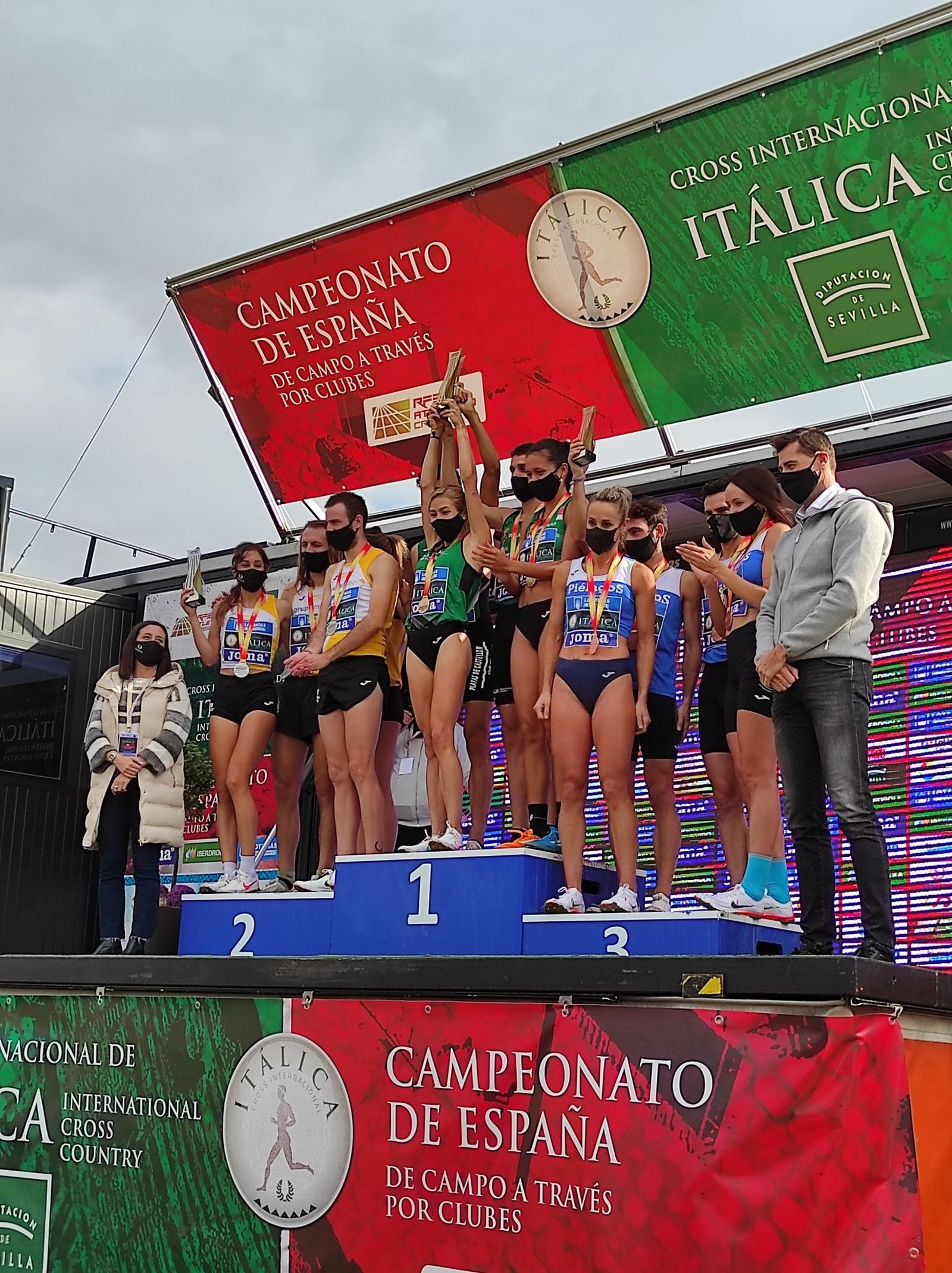 Los corredores del Playas de Castellón, en lo más alto del podio del Nacional de Relevos mixtos disputado en Itálica.