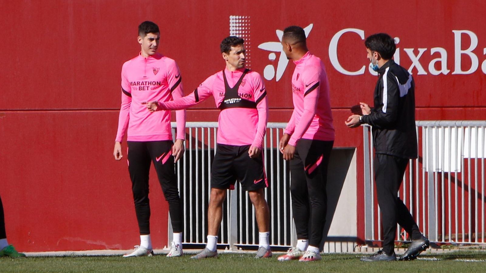 Jesús Navas dialoga con Fernando ante Carlos Fernández y Pepe Cano, preparador físico.