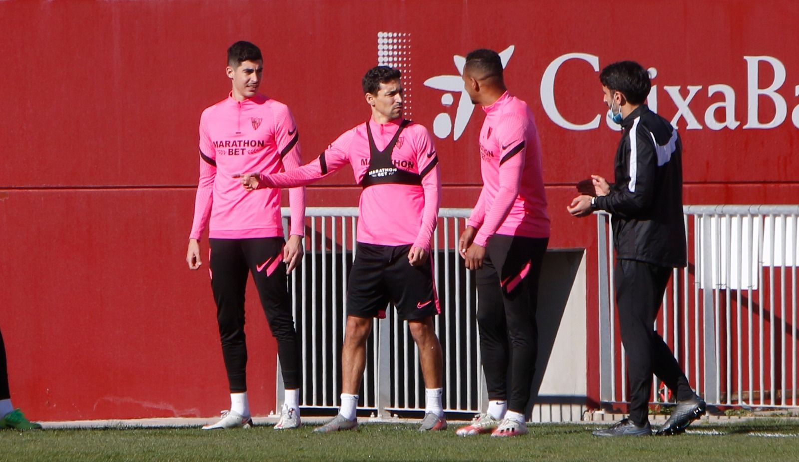 Jesús Navas dialoga con Fernando ante Carlos Fernández y Pepe Cano, preparador físico.