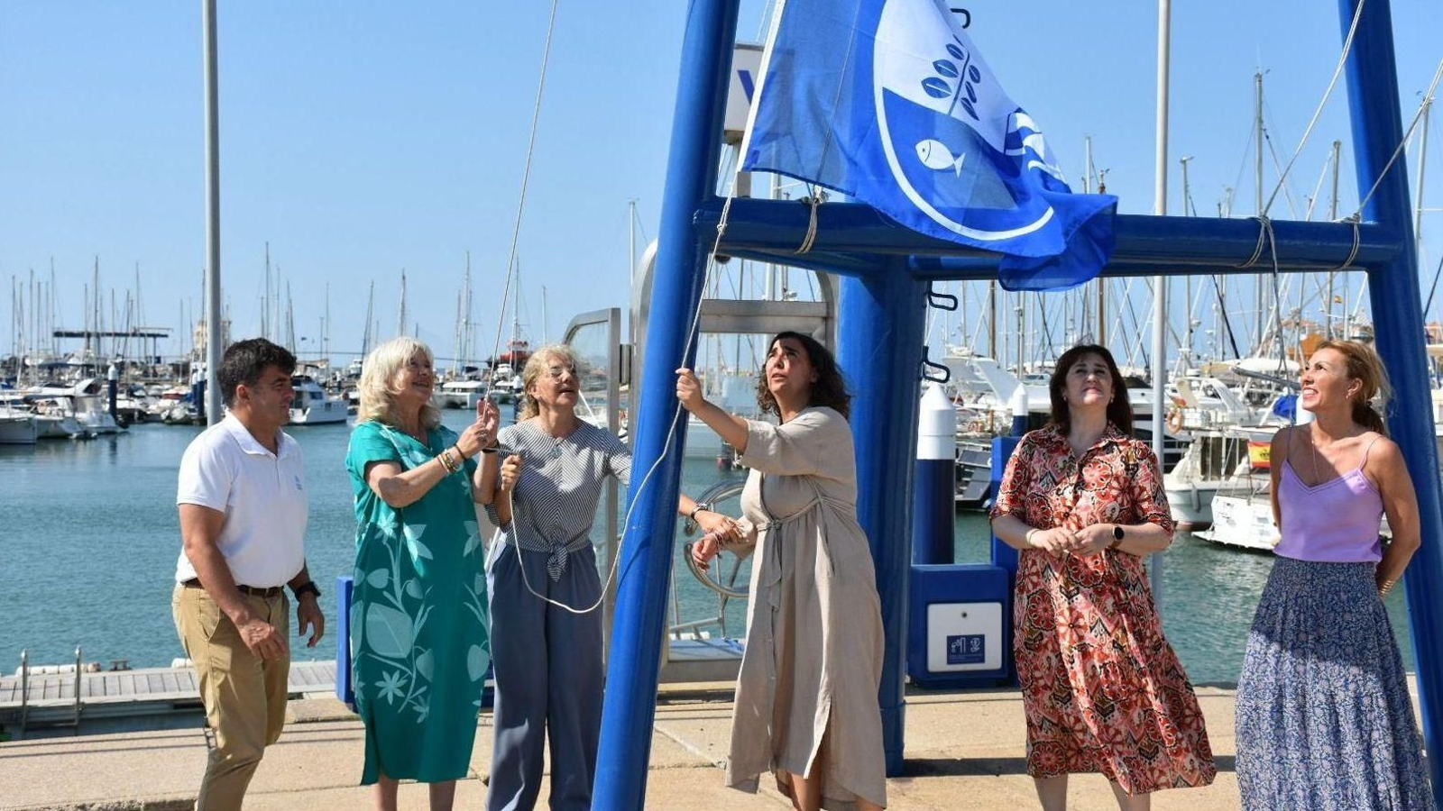 Un momento de la izada de la bandera azul en Puerto Sherry.