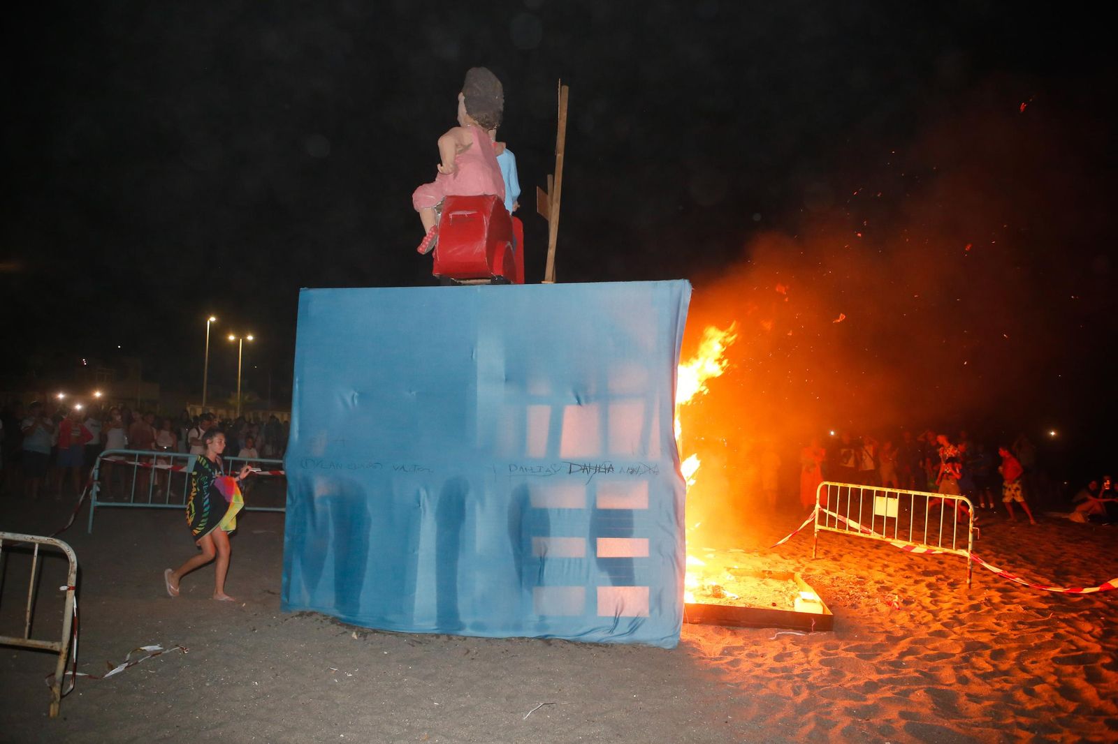 Fotos de la noche de San Juan en las playas de La Línea.