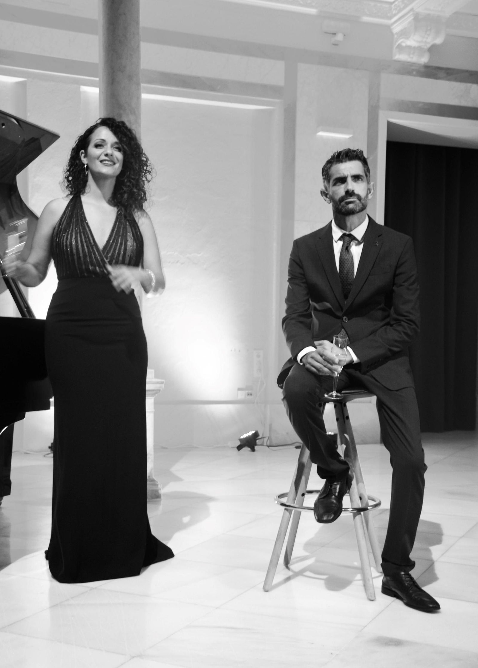 La soprano Lucía Millán y el cantautor Jesús Bienvenido, en una actuación de Tango A3. La soprano Lucía Millán y el cantautor Jesús Bienvenido, en una actuación de Tango A3.