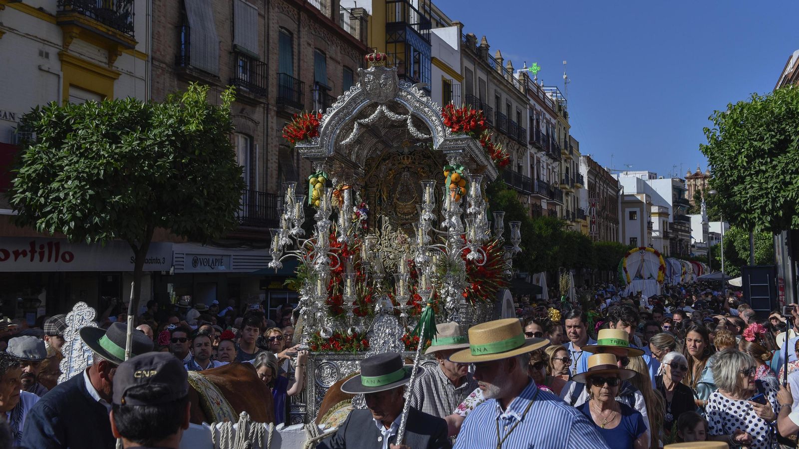 La Hermandad del Rocío de Triana recorre las calles de su barrio.