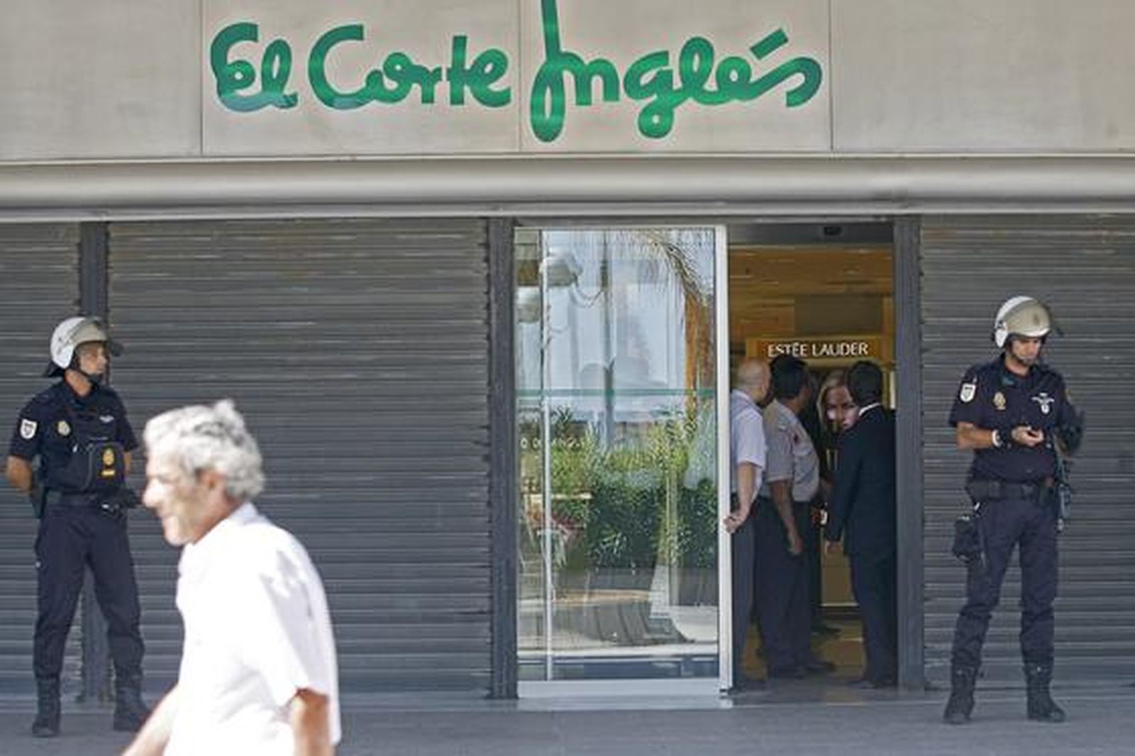Los piquetes tomaron el centro de la capital desde primera hora de la mañana para impedir la apertura de comercios y empresas. /Joaquín Pino