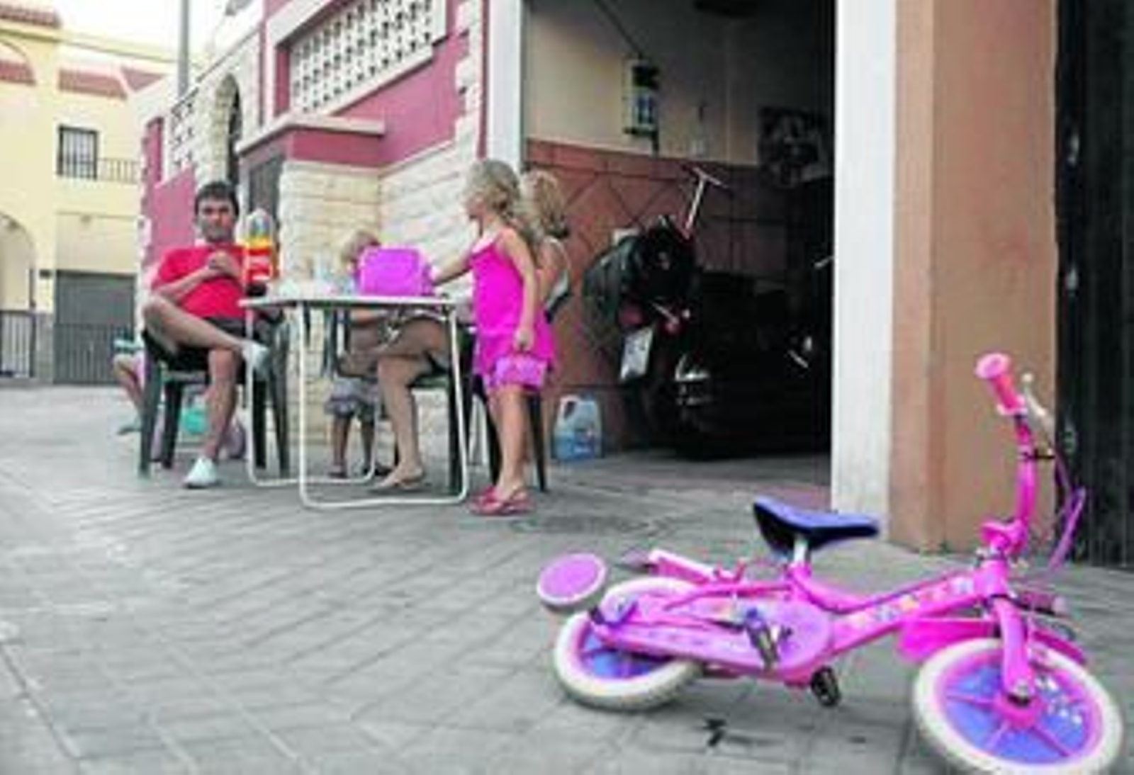 La tradición de 'salirse al fresco' se mantiene viva en la periferia