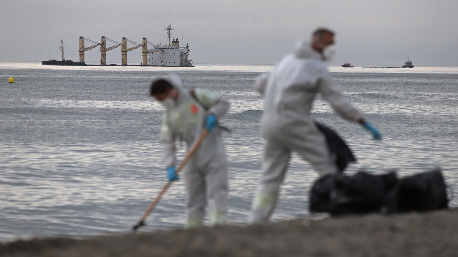 Fotos de las labores de limpieza en la playa de Santa Barbara por el nuevo vertido del 'OS 35' en La Línea