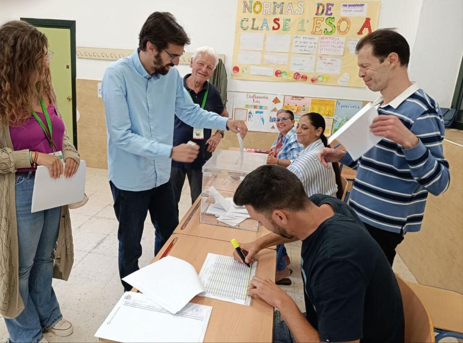 José Luis Bueno, depositando su voto el domingo en el IES Santo Domingo de El Puerto.