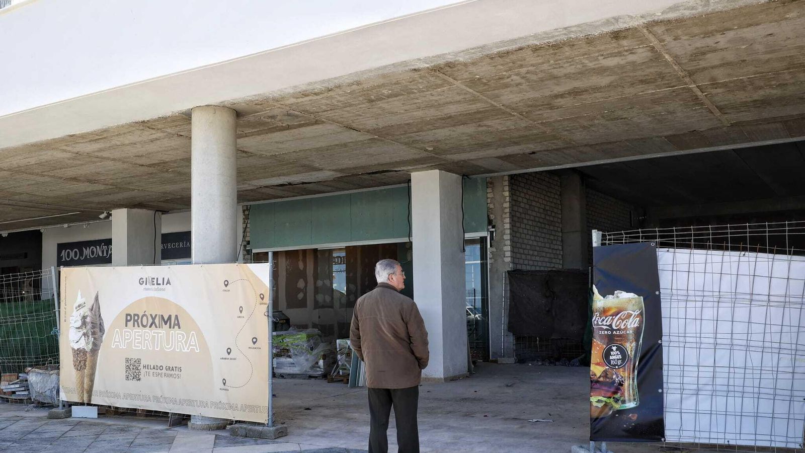 Un cartel anuncia la próxima apertura de la heladería Gioelia Cremería. Un cartel anuncia la próxima apertura de la heladería Gioelia Cremería.