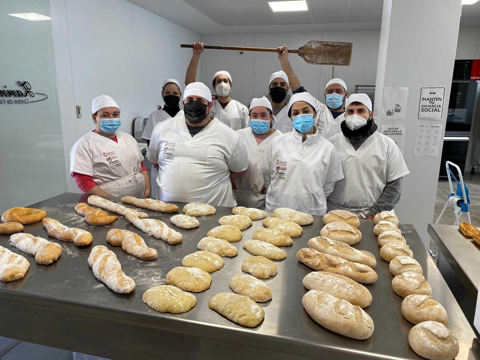 Estudiantes del certificado de profesionalidad de panadería y bollería que David impartió en Alfácar. Estudiantes del certificado de profesionalidad de panadería y bollería que David impartió en Alfácar.