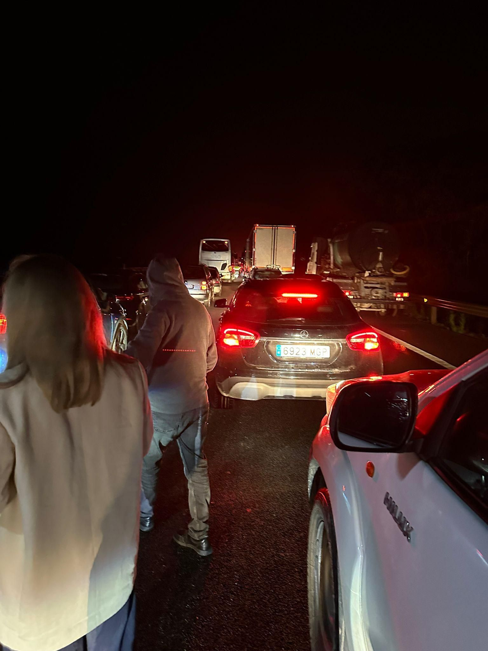 Vehículos detenidos a consecuencia del temporal en las carreteras de Granada